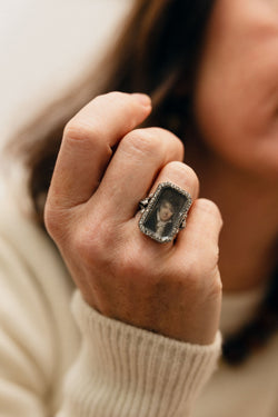 Bague portrait miniature en or jaune et argent avec diamants