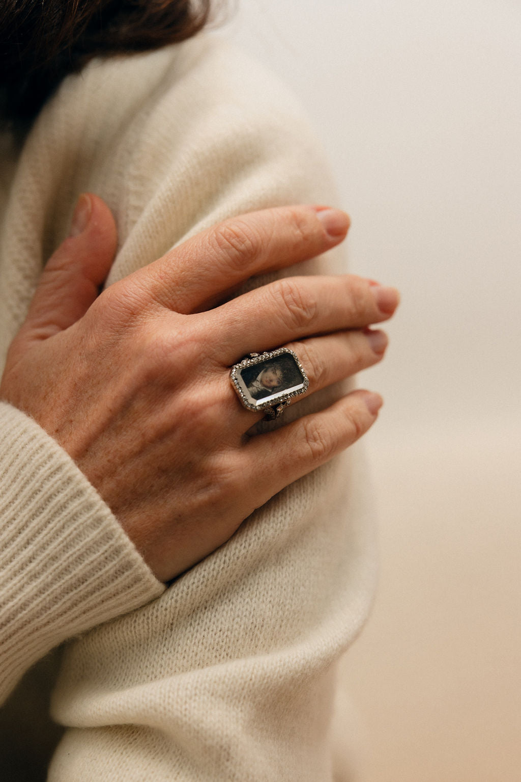 Bague portrait miniature en or jaune et argent avec diamants