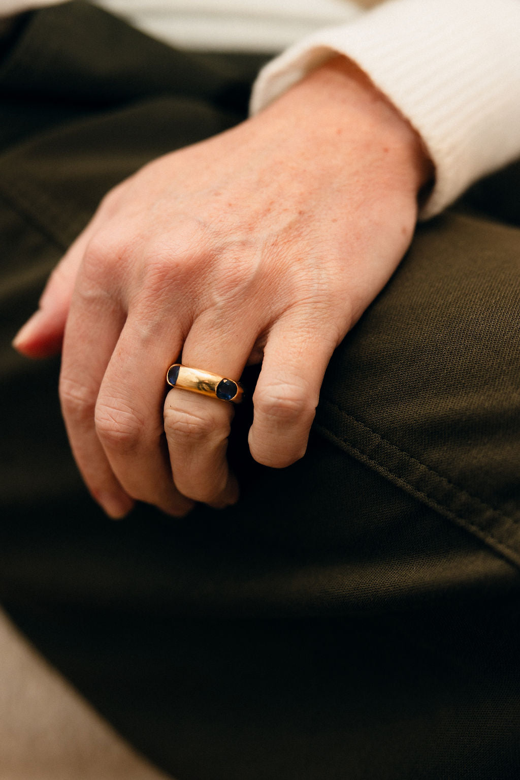 Bague Jonc FRED en or jaune et saphirs