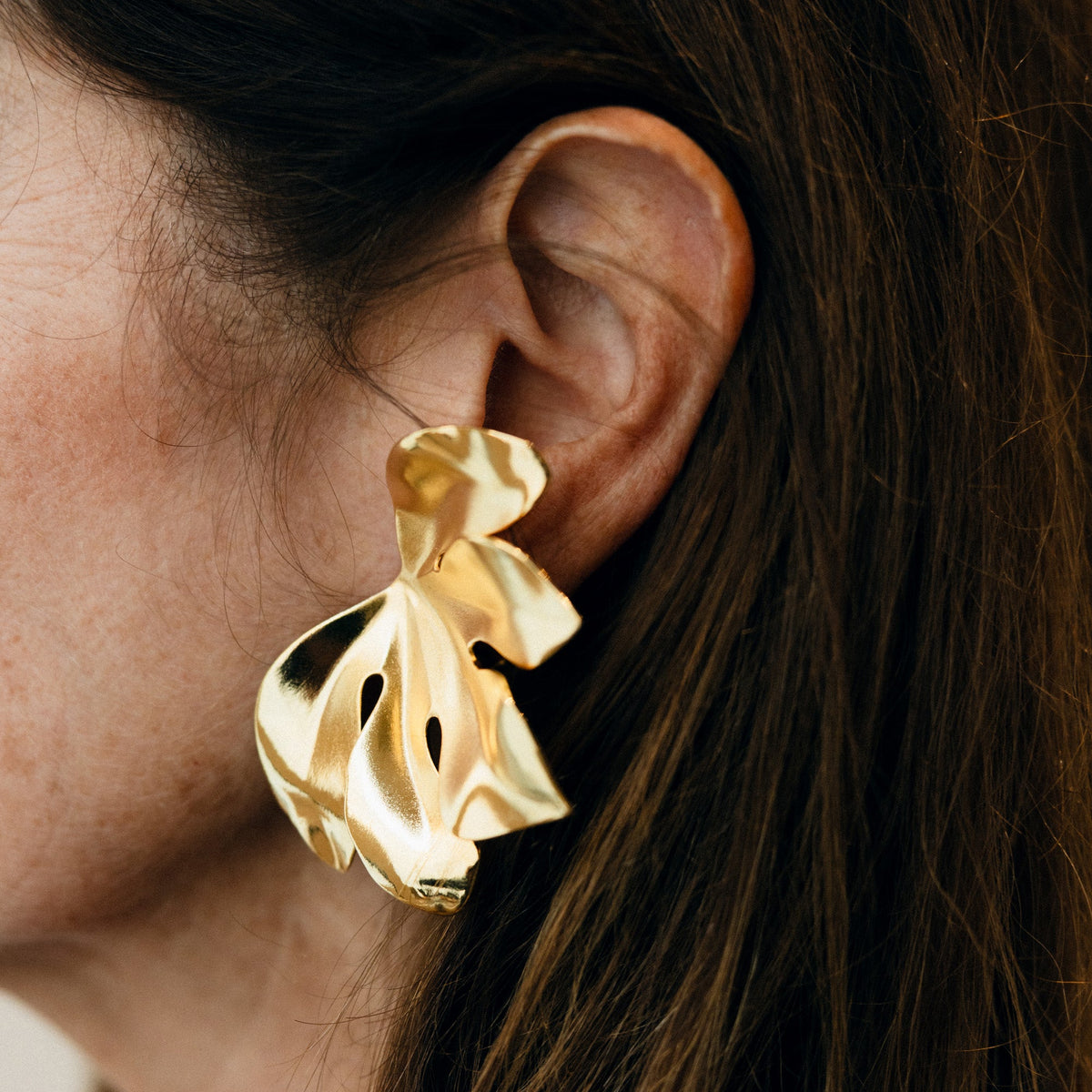 Boucles d'oreilles Clips JAR "Feuille de figuier" en aluminium et or jaune