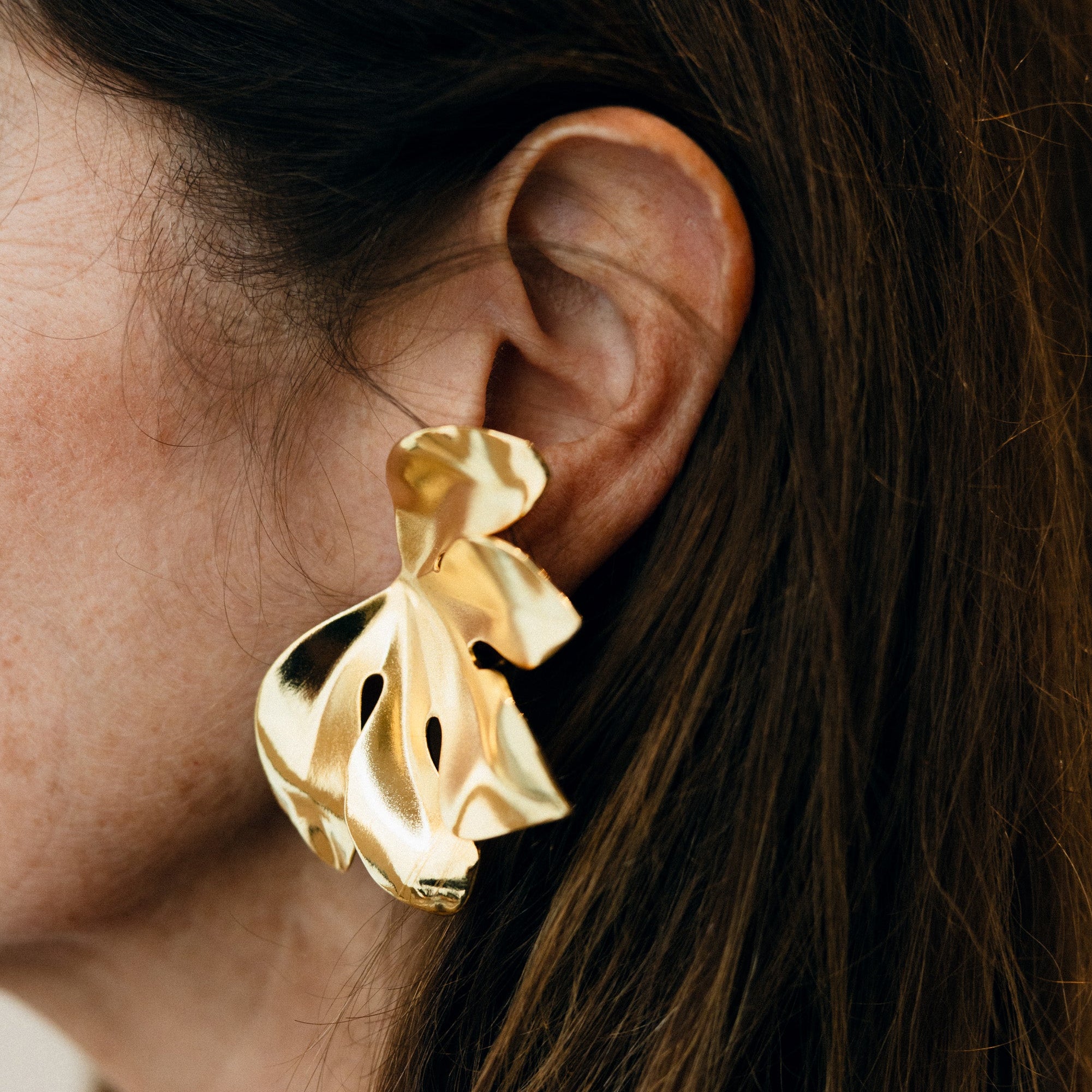 Boucles d'oreilles Clips JAR "Feuille de figuier" en aluminium et or jaune