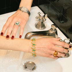 Bracelet Souple BOUCHERON en or jaune, émeraudes et diamants