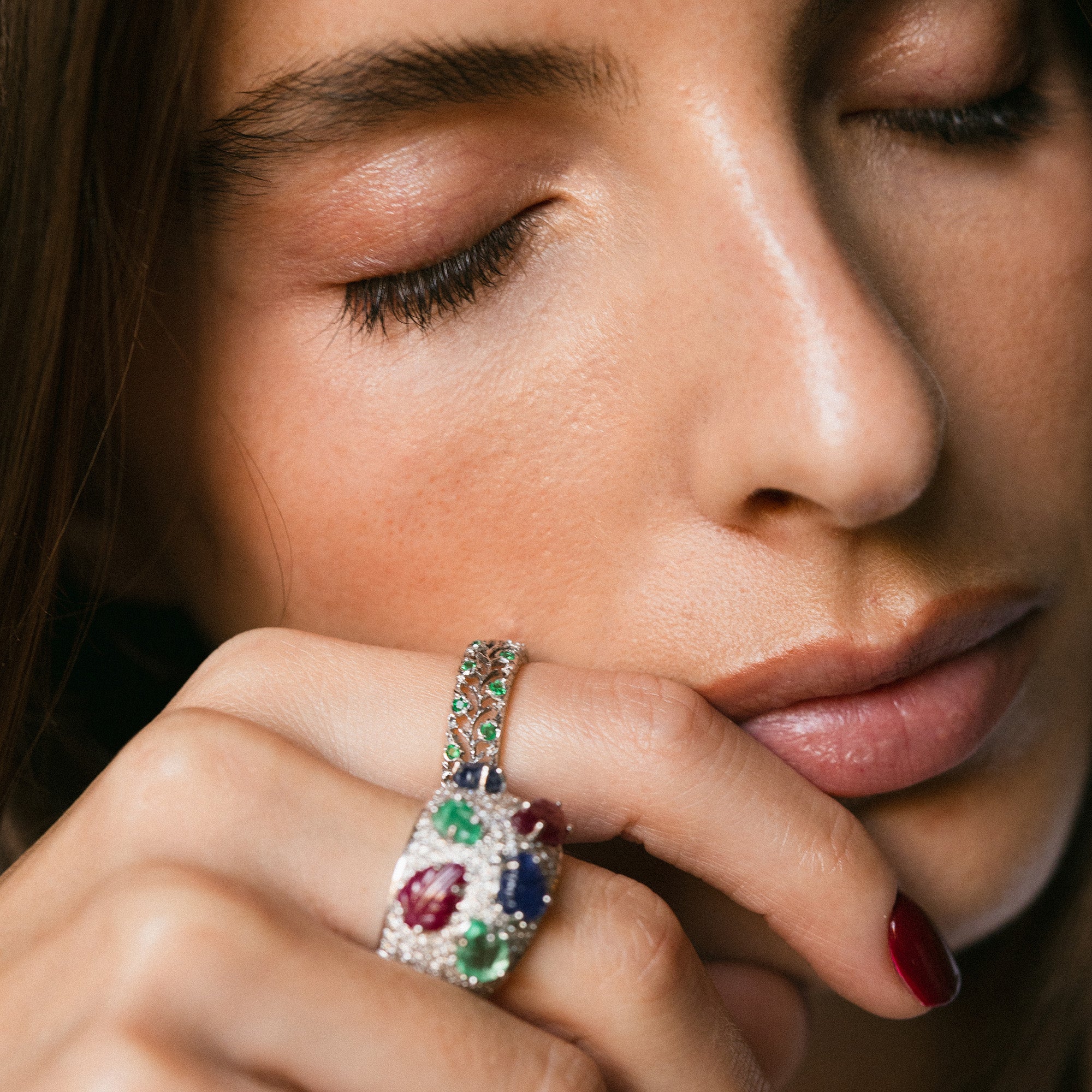 Bague Bandeau BUCCELLATI "Éternelle" en or blanc, rubis et émeraudes