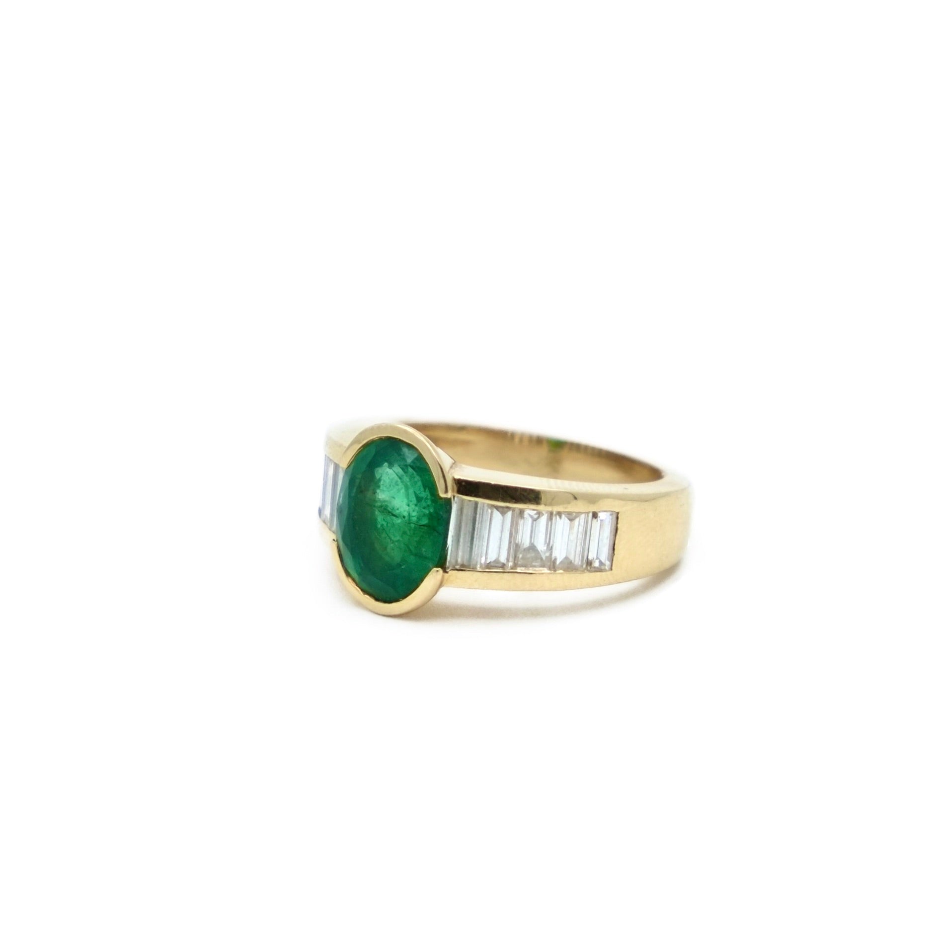 Bague émeraude serti demi-clos