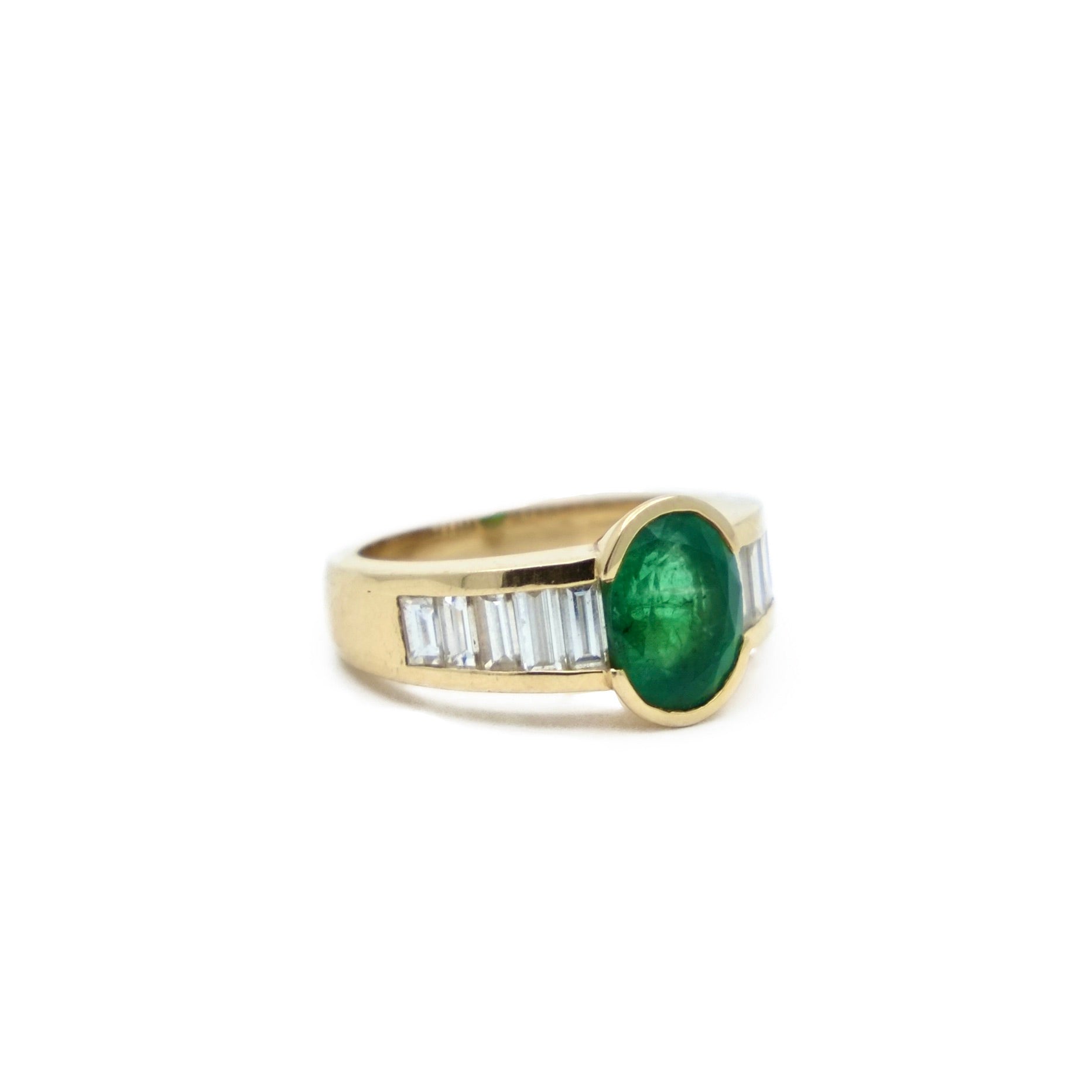 Bague émeraude serti demi-clos