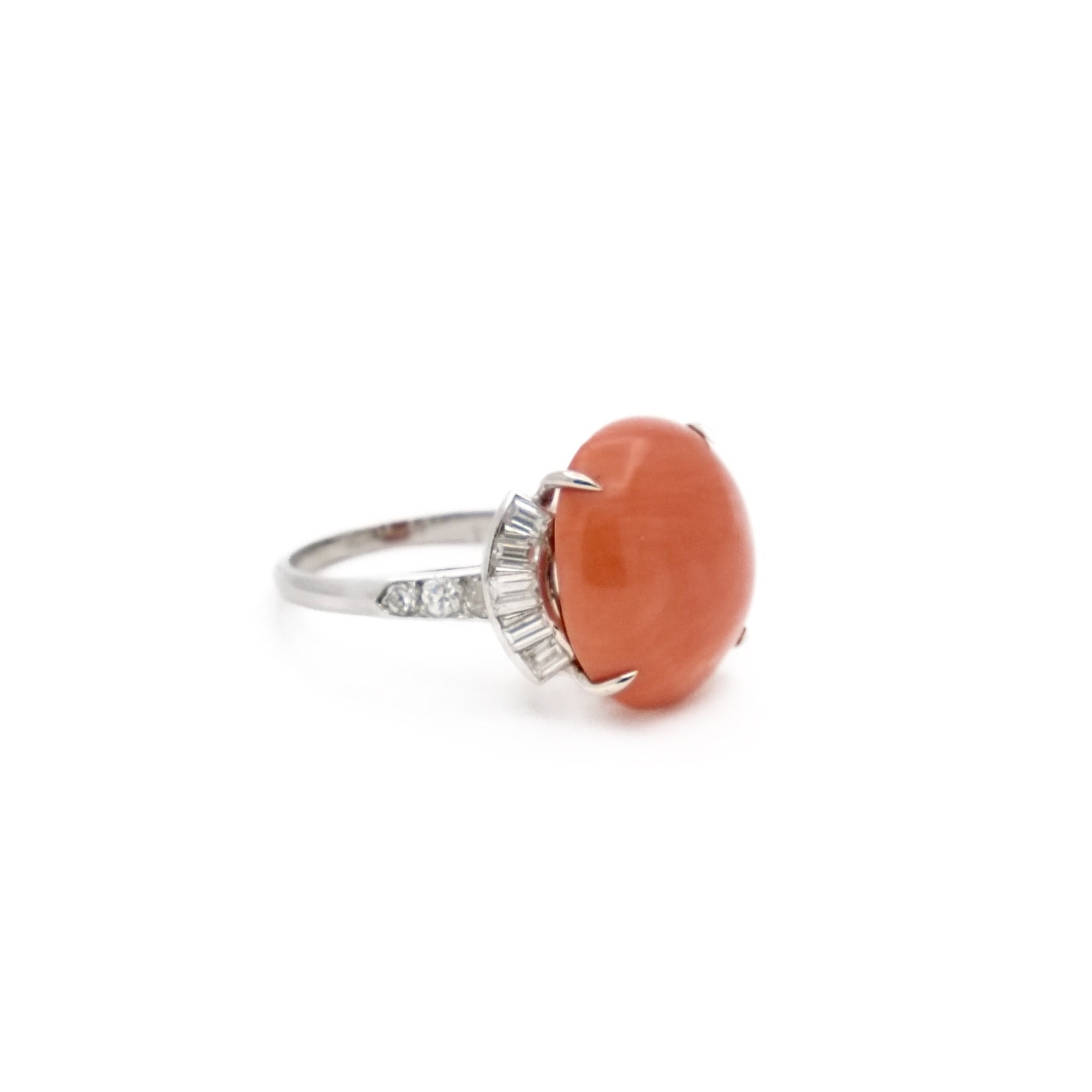 Bague corail, platine et diamants