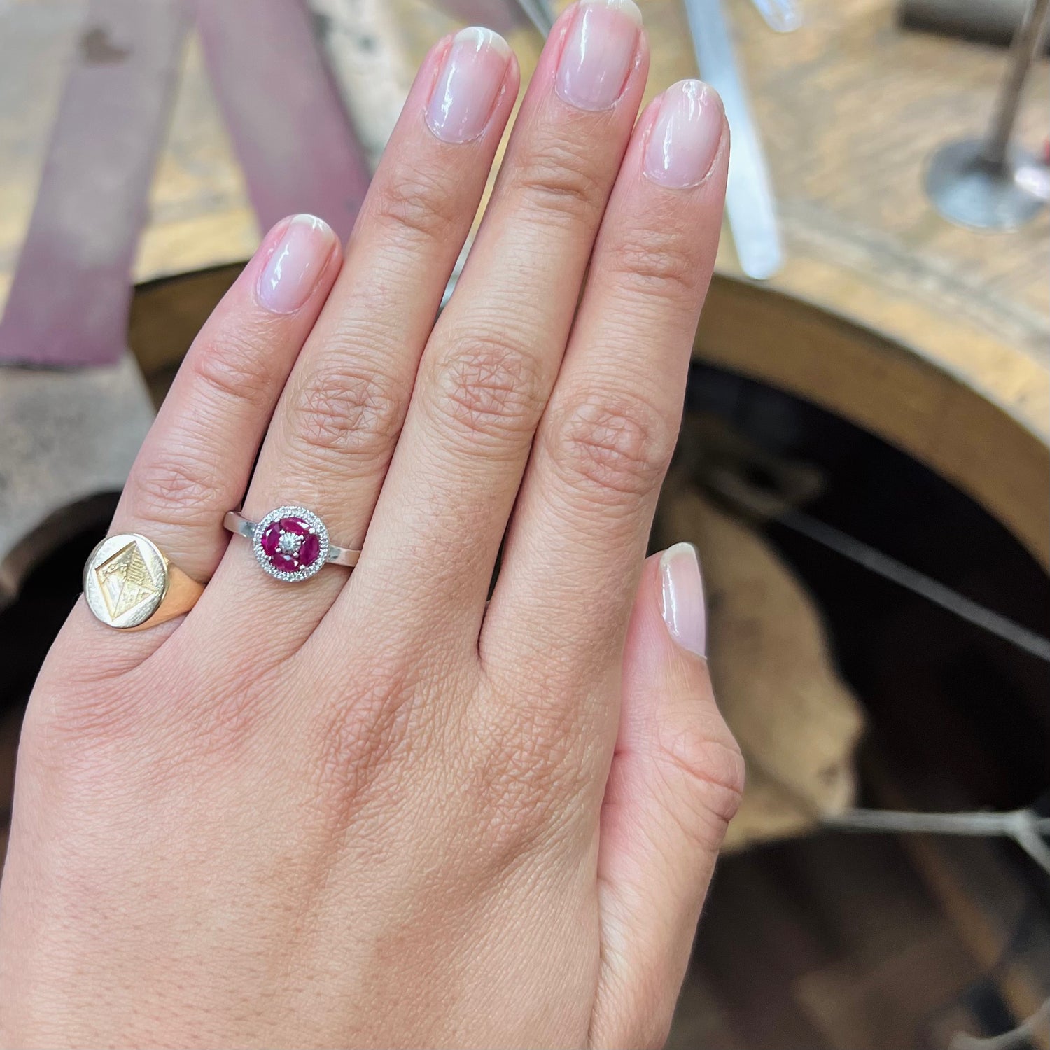 Bague en or blanc, rubis et diamants