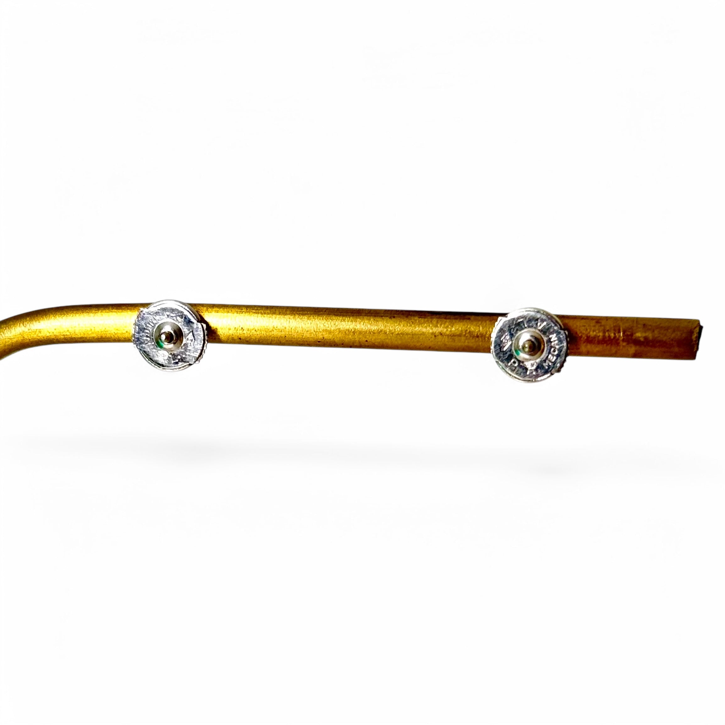 Paire de clous d'oreilles or gris et diamants