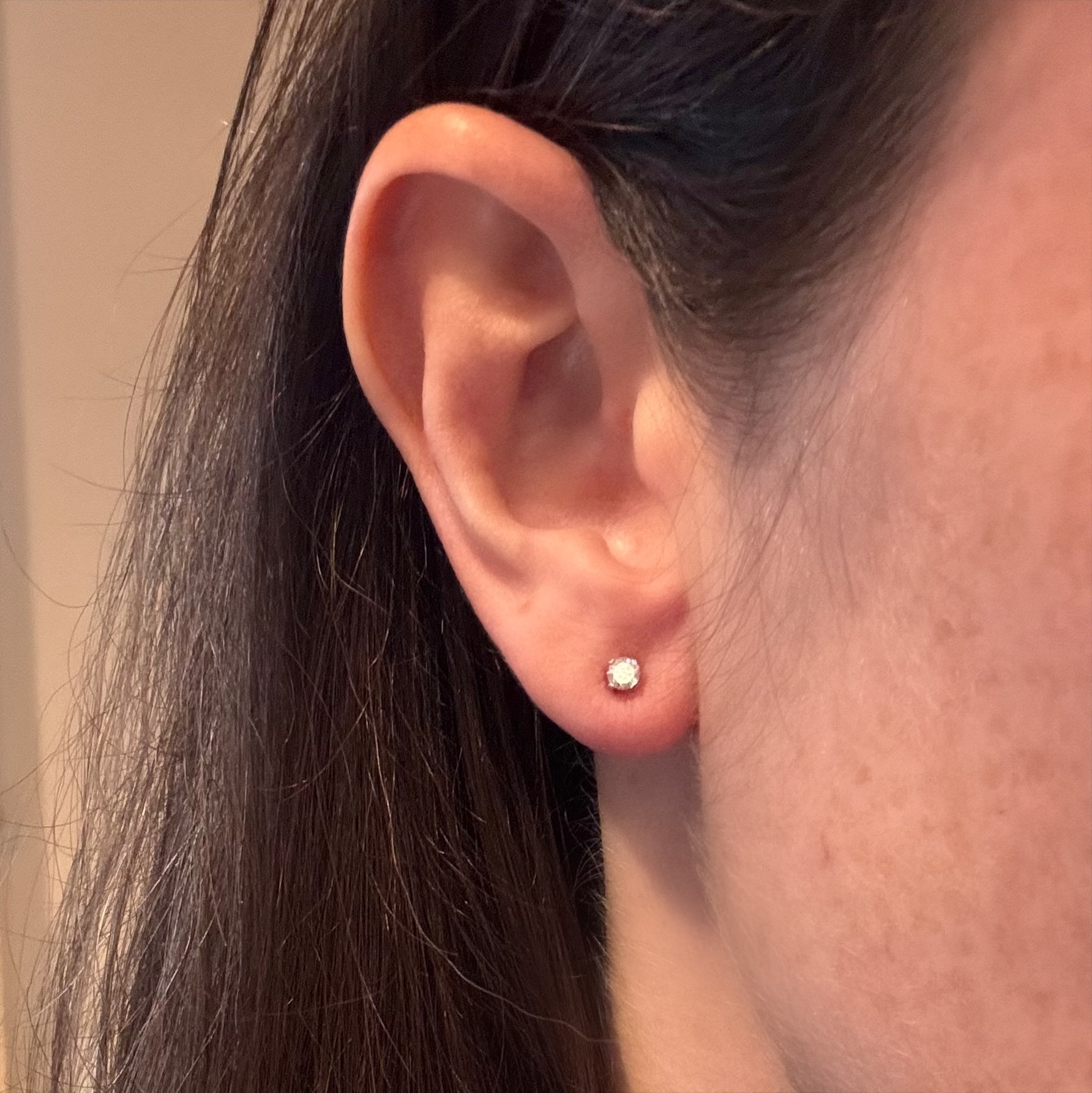Paire de clous d'oreilles or gris et diamants
