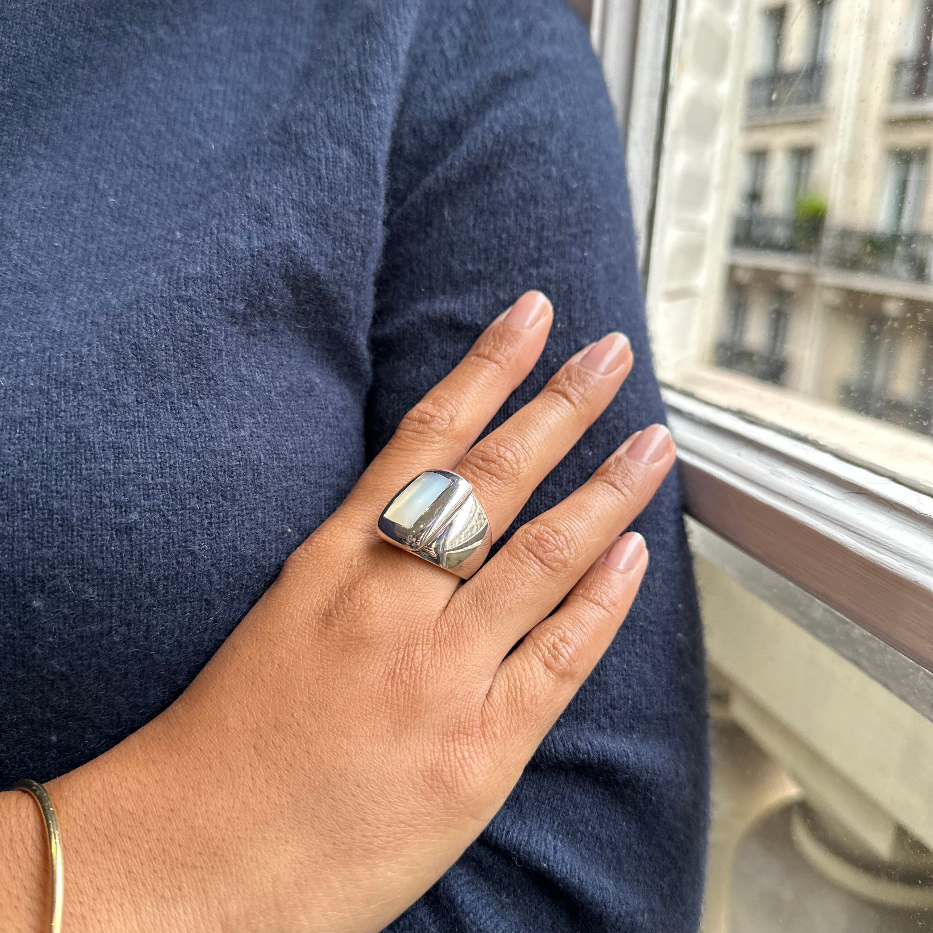 Bague Bandeau VAN CLEEF & ARPELS en or blanc et nacre