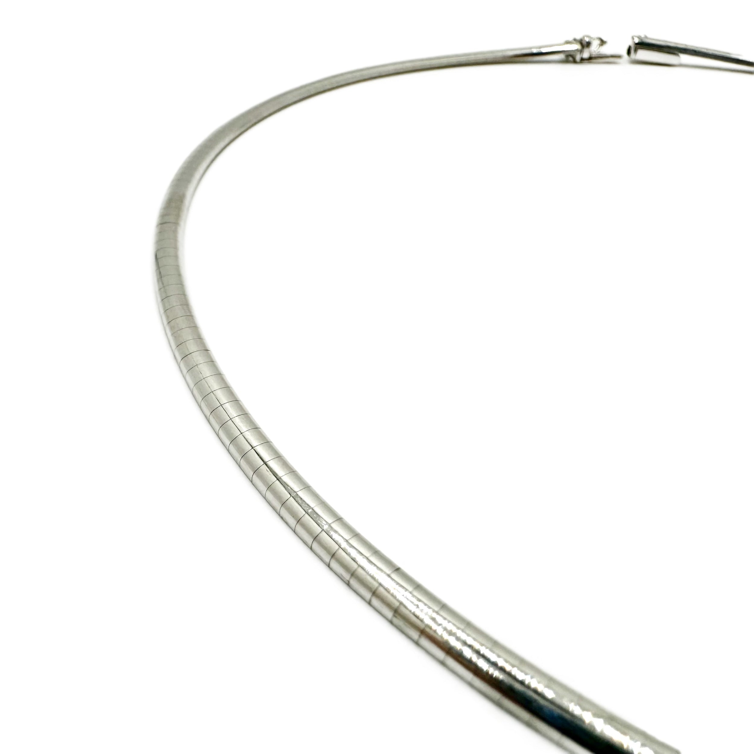 Collier souple à maille oméga