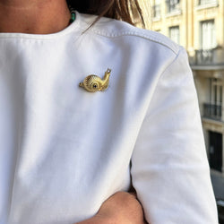 CARTIER “Escargot” pin brooch in yellow gold, sapphire and diamonds