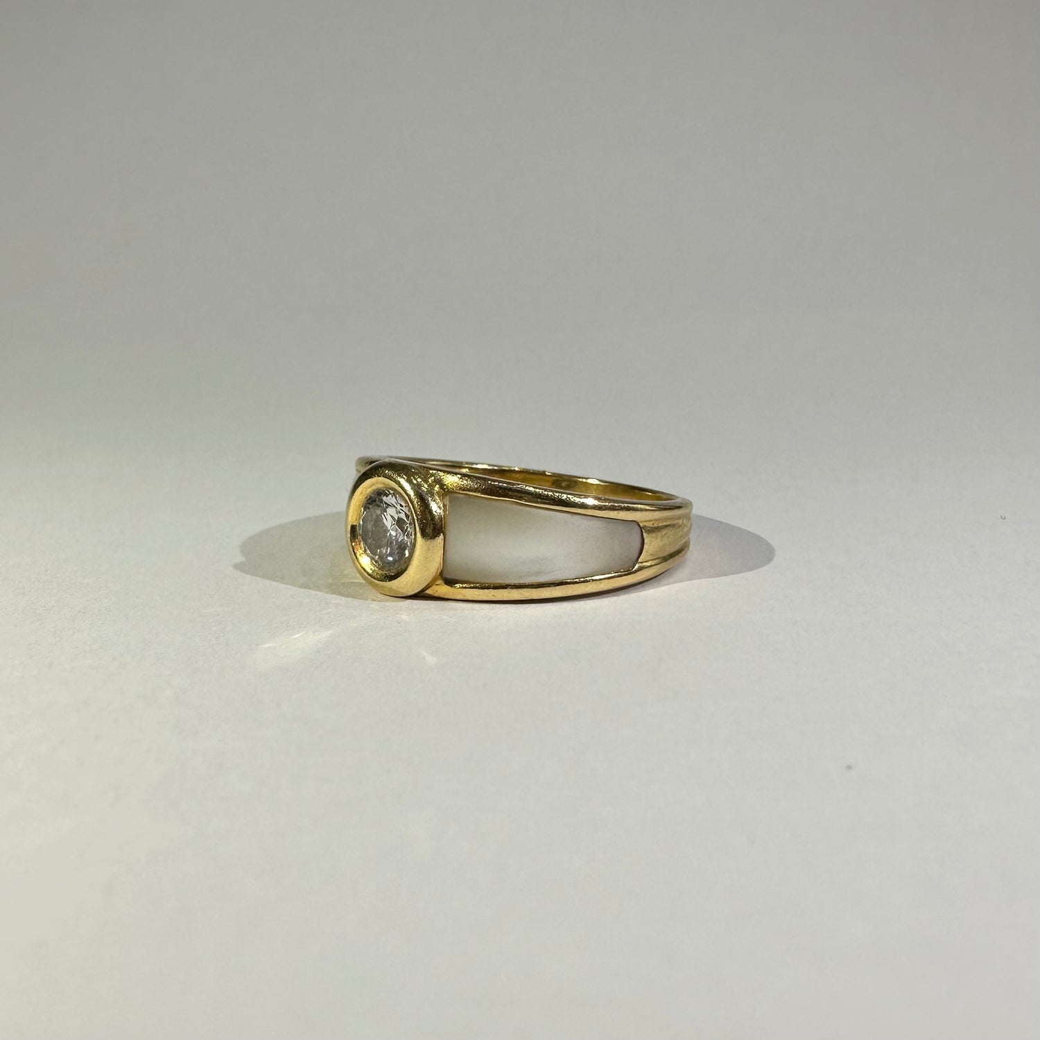 Bague Jonc MAUBOUSSIN "Nadia" en or jaune, nacre et diamant