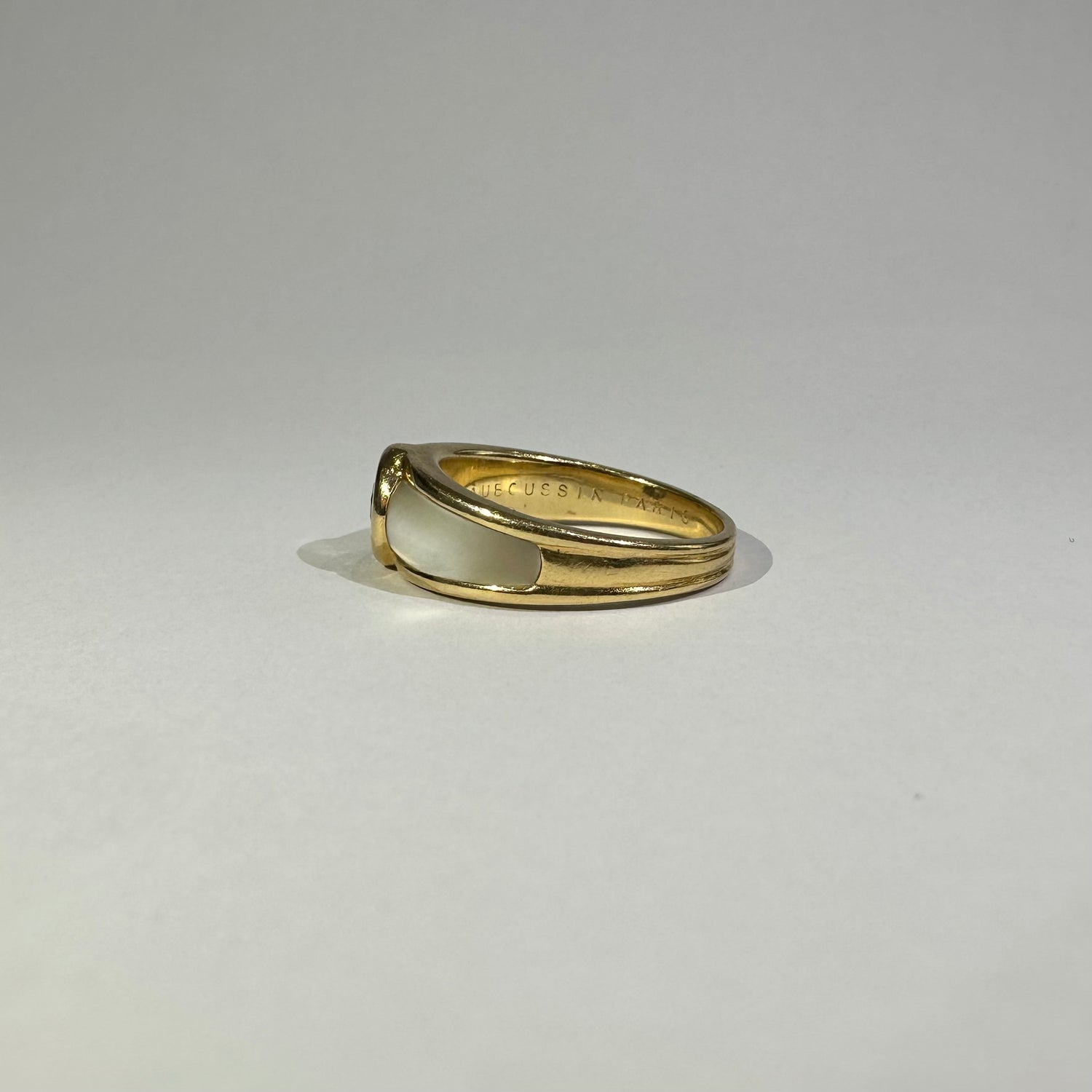 Bague Jonc MAUBOUSSIN "Nadia" en or jaune, nacre et diamant