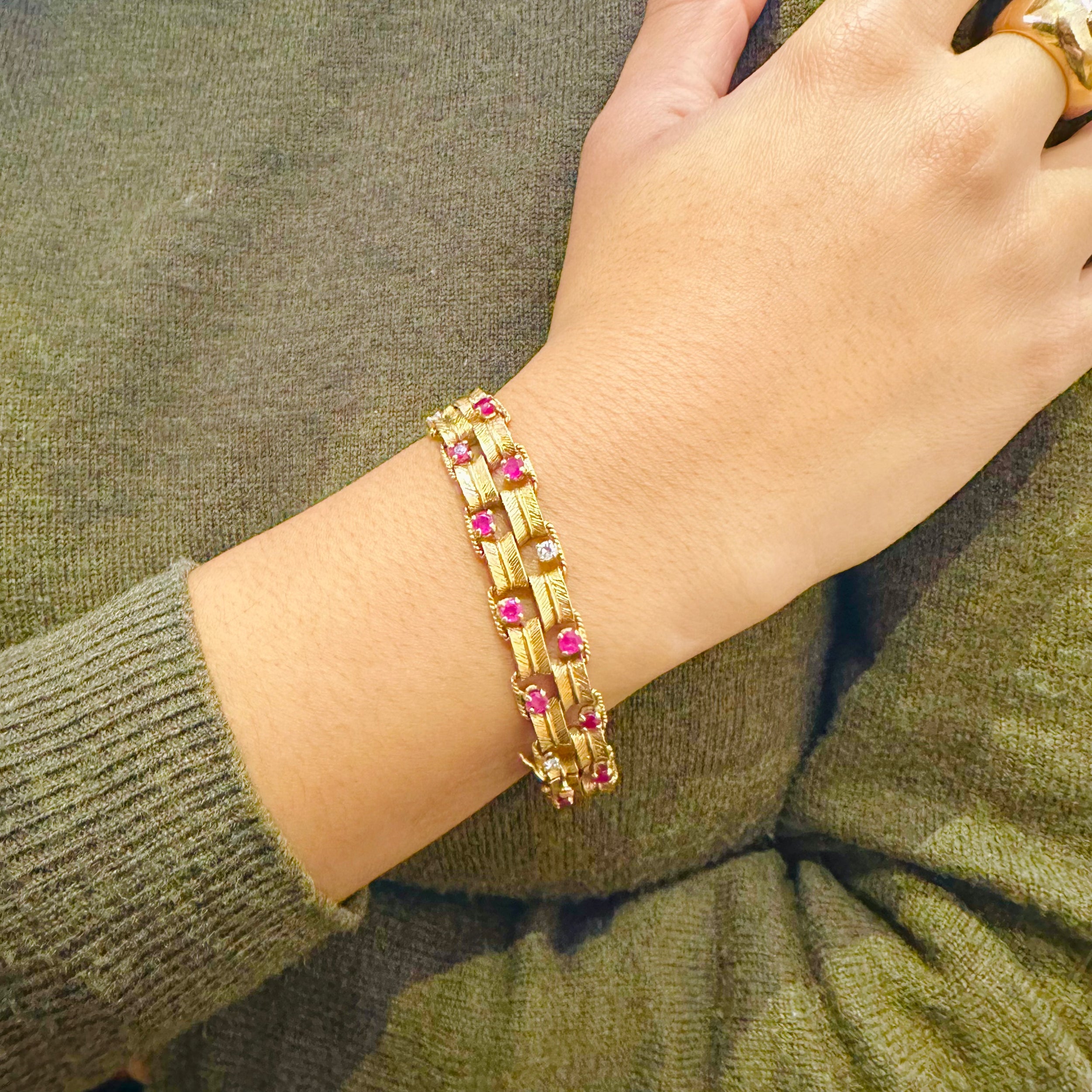 Bracelet en or jaune, rubis et diamants