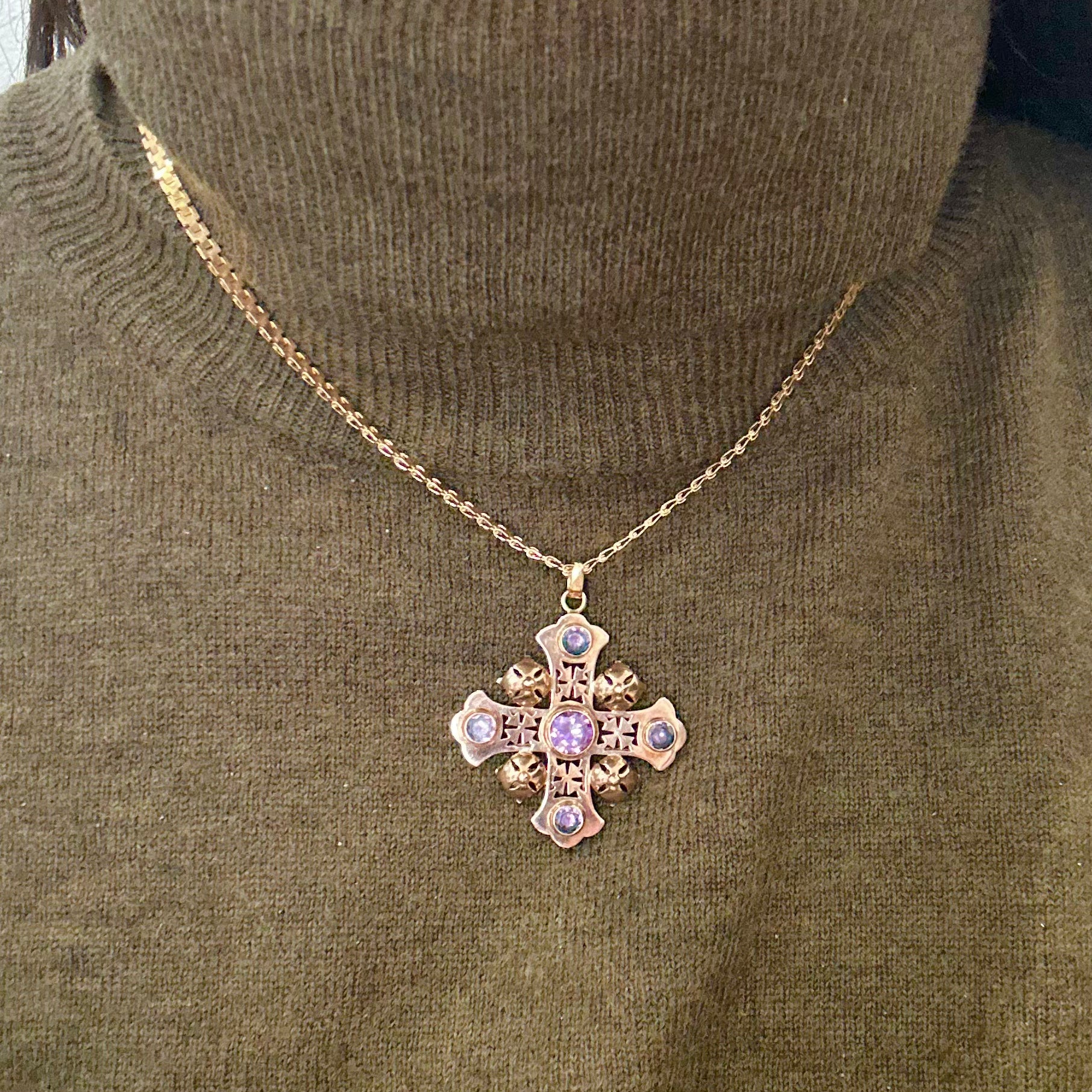 Collier croix en or rose et améthystes