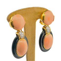 Boucles d'oreilles Clip DAVID WEBB en or jaune, corail, onyx et diamants