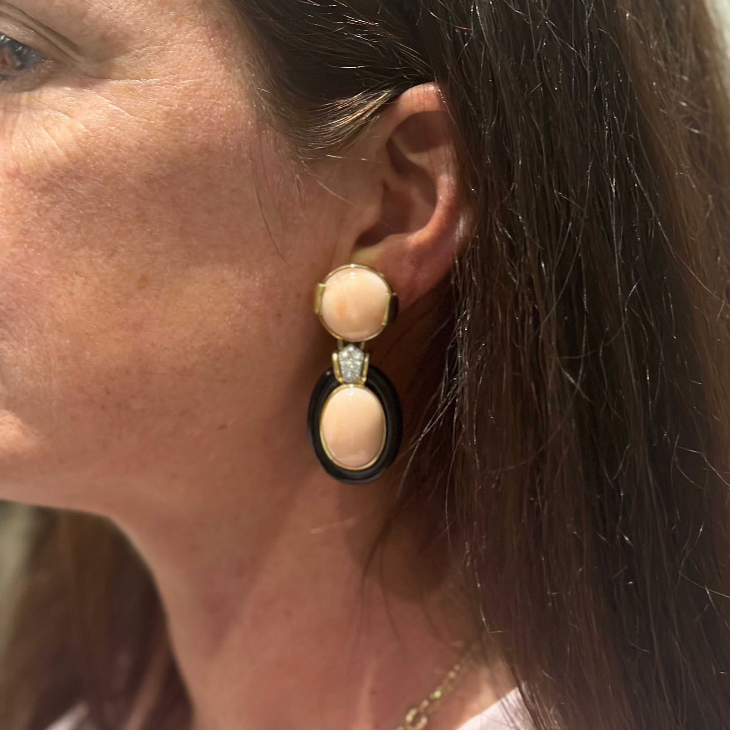 Boucles d'oreilles Clip DAVID WEBB en or jaune, corail, onyx et diamants