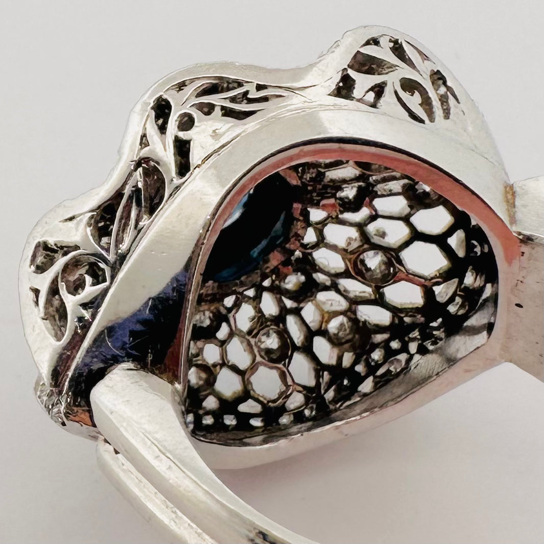 Bague juponnée en platine, saphir et diamants