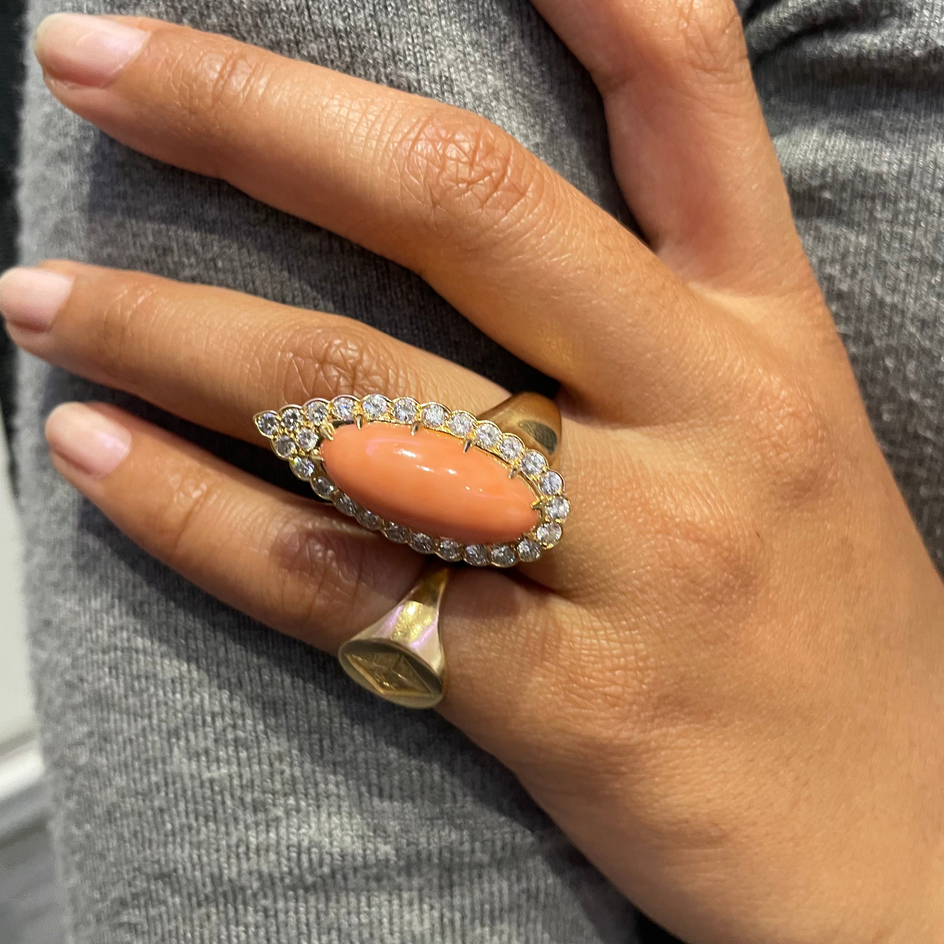 Bague VAN CLEEF & ARPELS en or jaune et corail - Castafiore