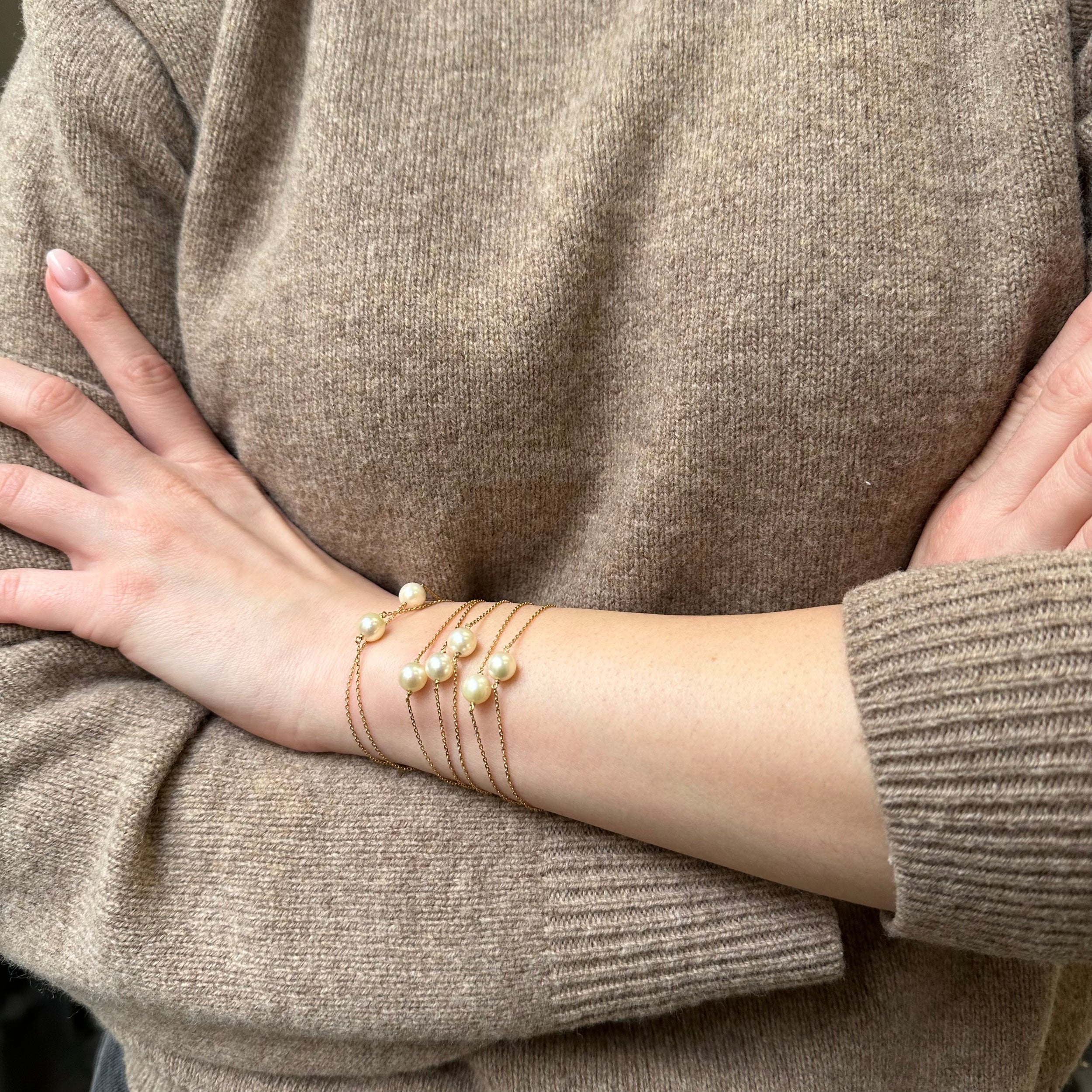 Ensemble de 7 bracelets en or jaune et perles