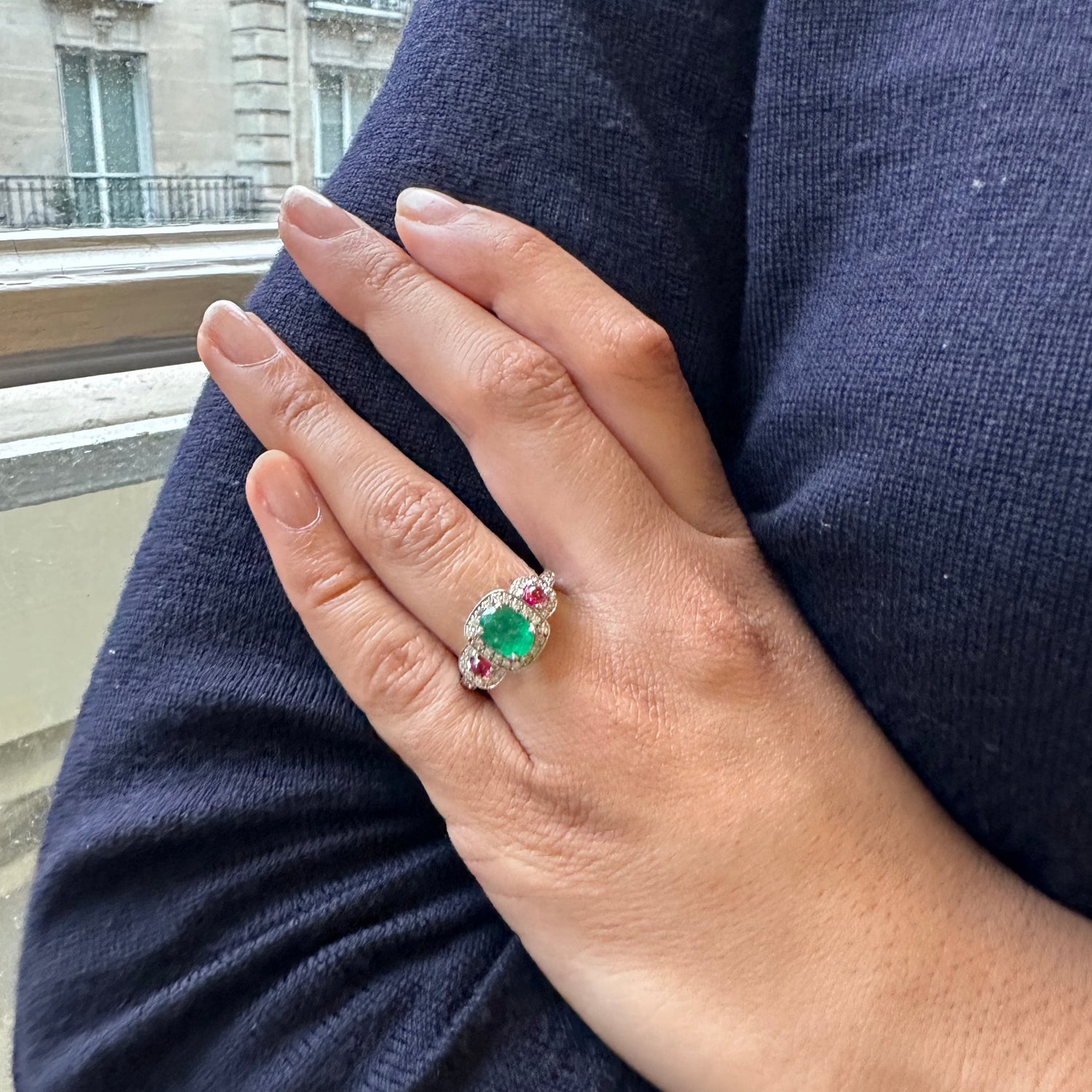 Bague en or blanc, émeraude, rubis et diamants