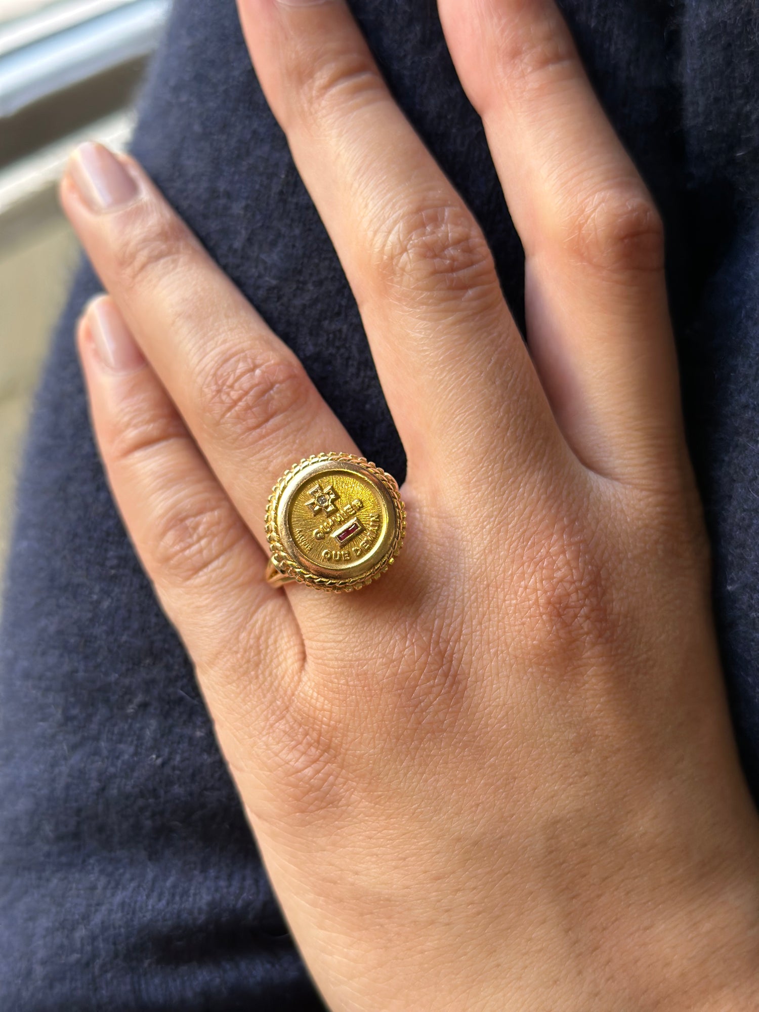 Bague AUGIS en or jaune, diamant et pierres rouges