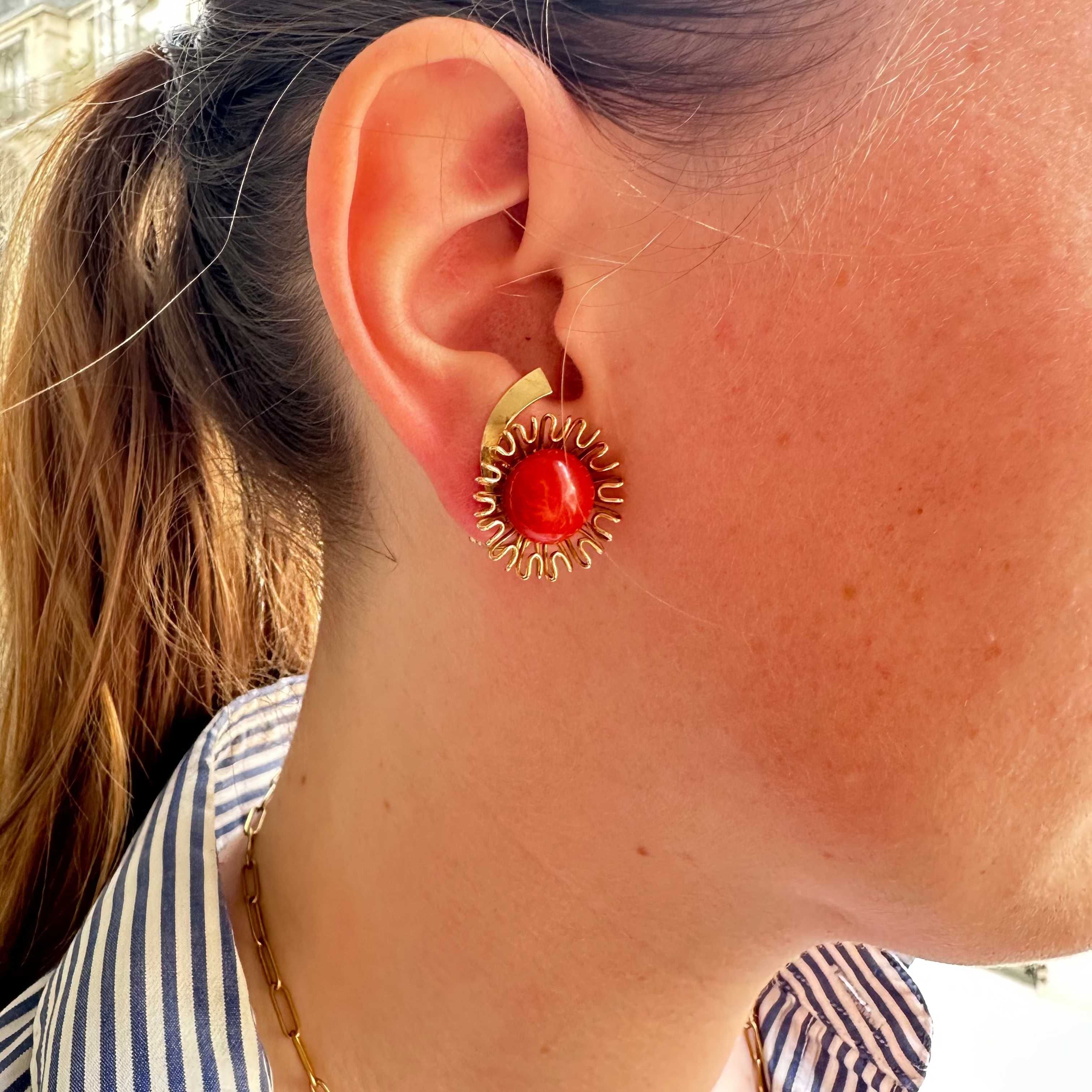Paire de boucles d'oreilles en or jaune et cabochon de corail