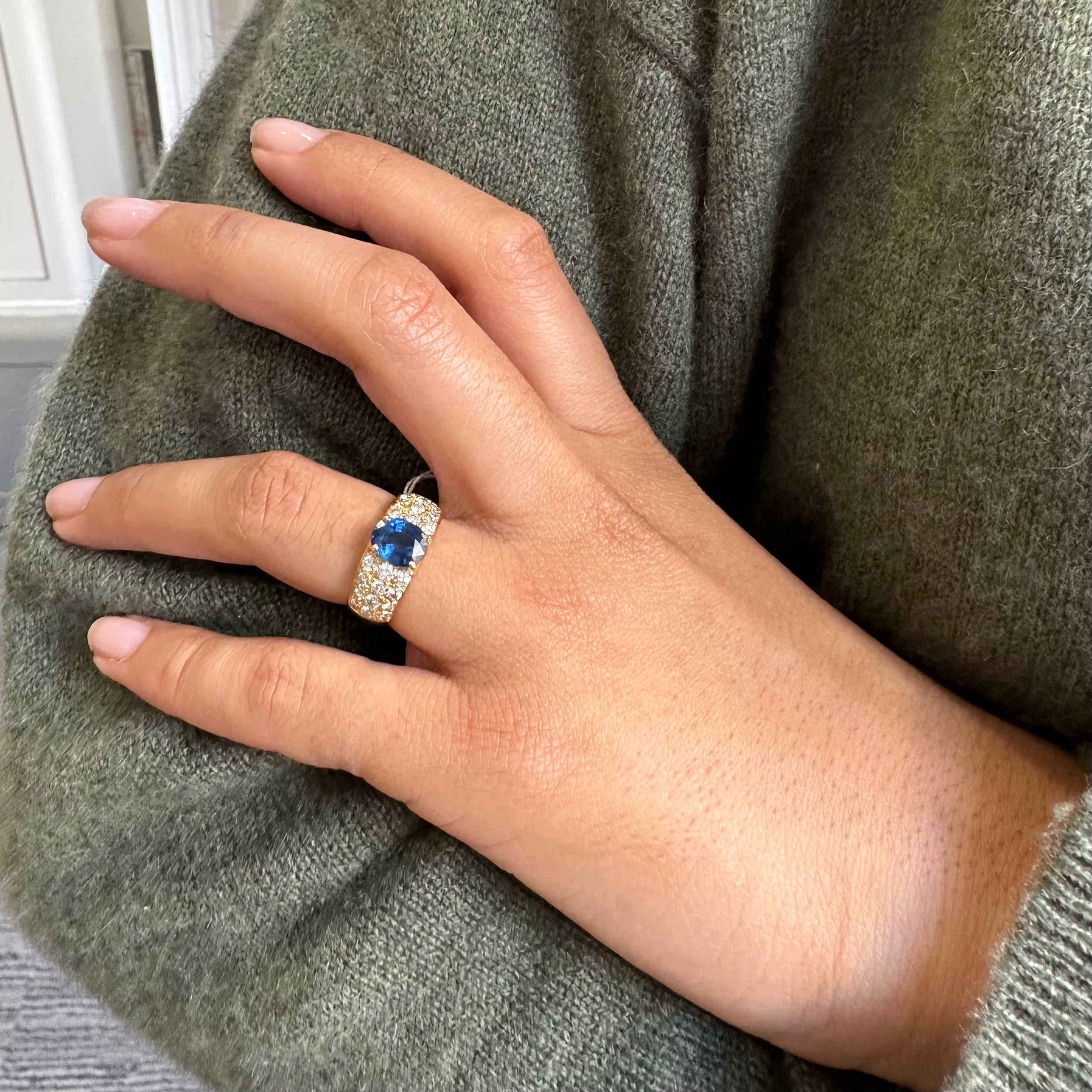 Bague en or jaune, saphir et diamants