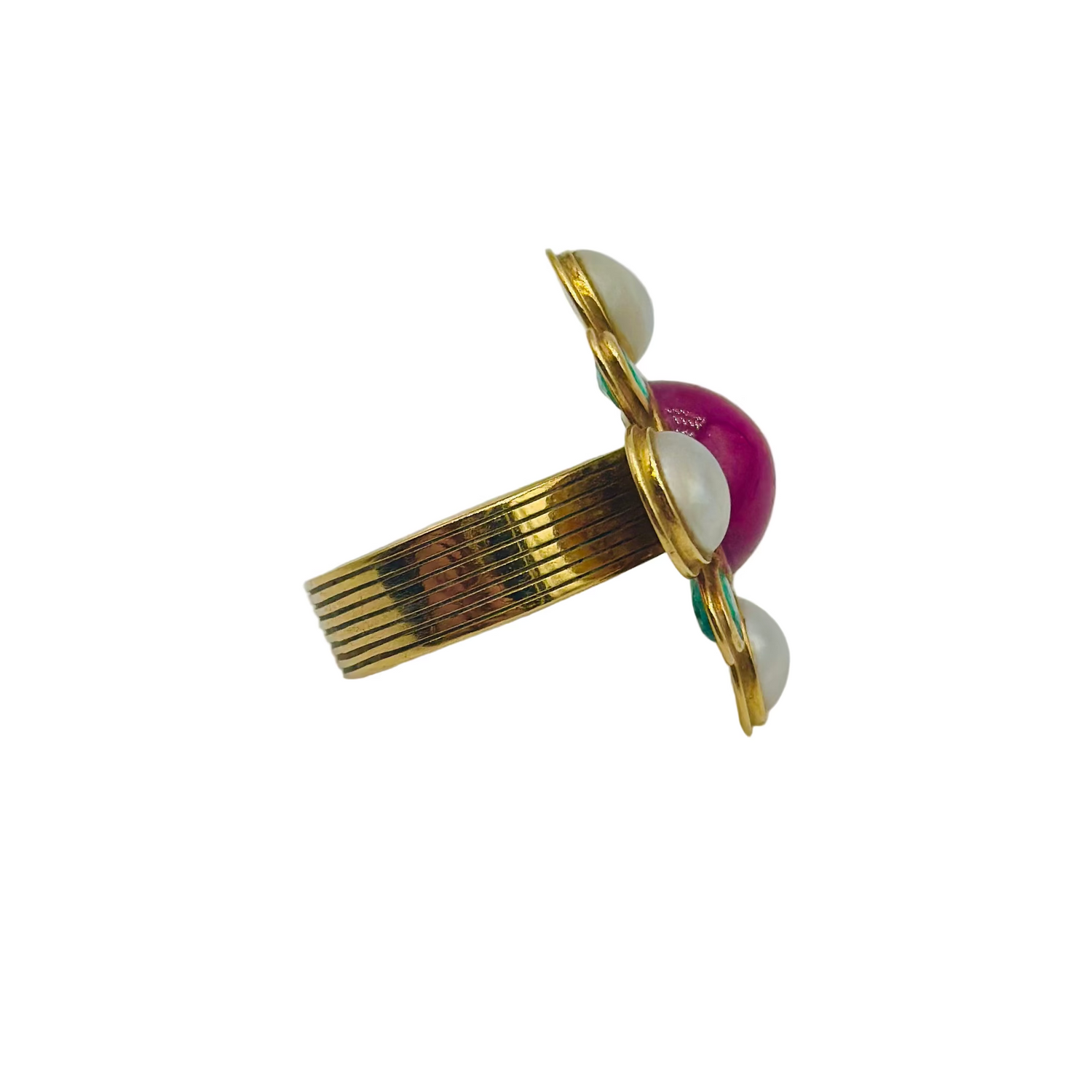 Bague Cocktail en or jaune, rubis, perles et émeraudes