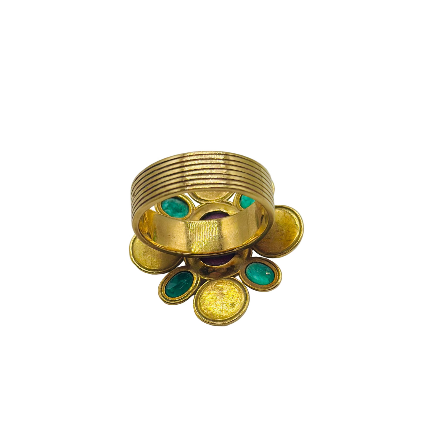 Bague Cocktail en or jaune, rubis, perles et émeraudes