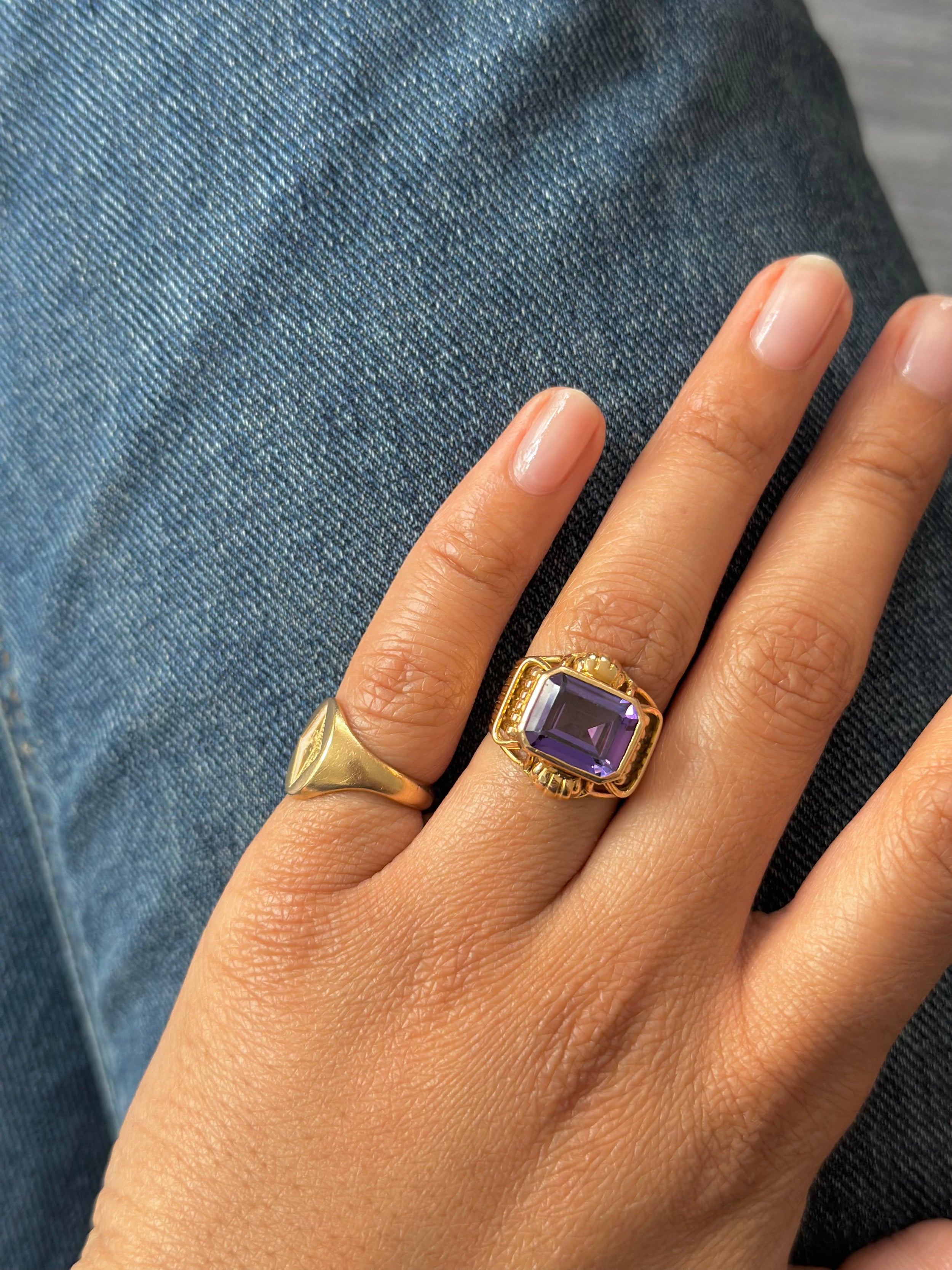 Signet ring in yellow gold and amethyst