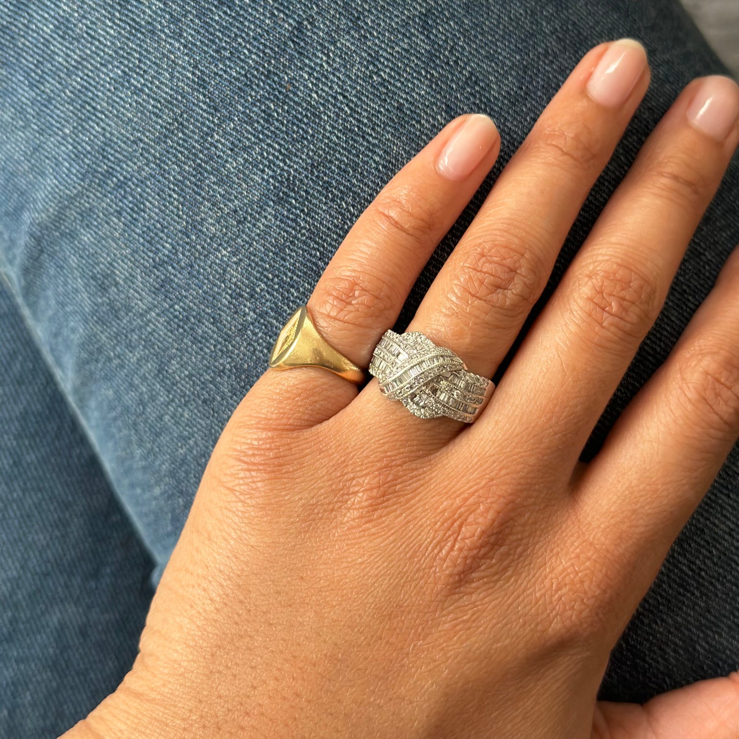 Bague Noeud en or blanc ornée de diamants