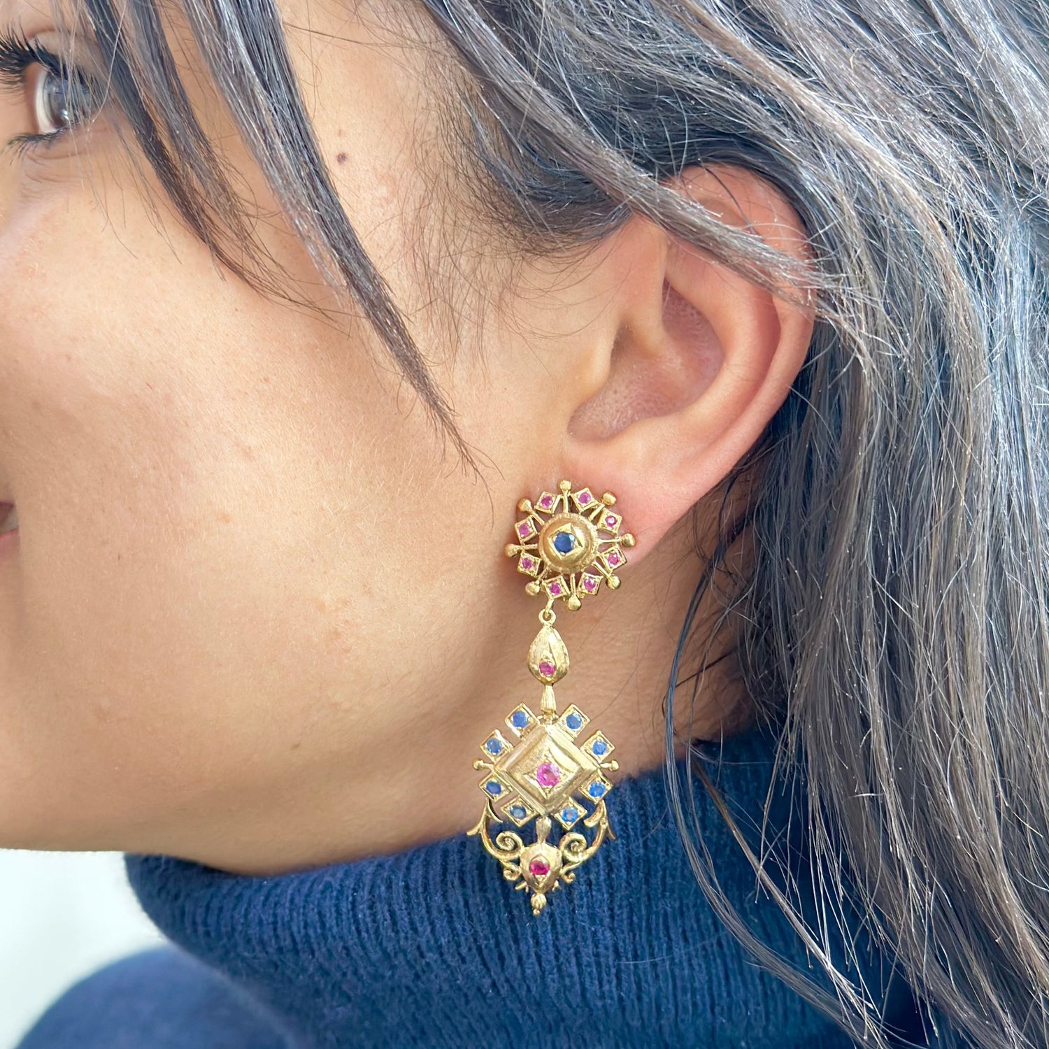 Pendants d'oreilles ZOLOTAS en or jaune, rubis et saphirs