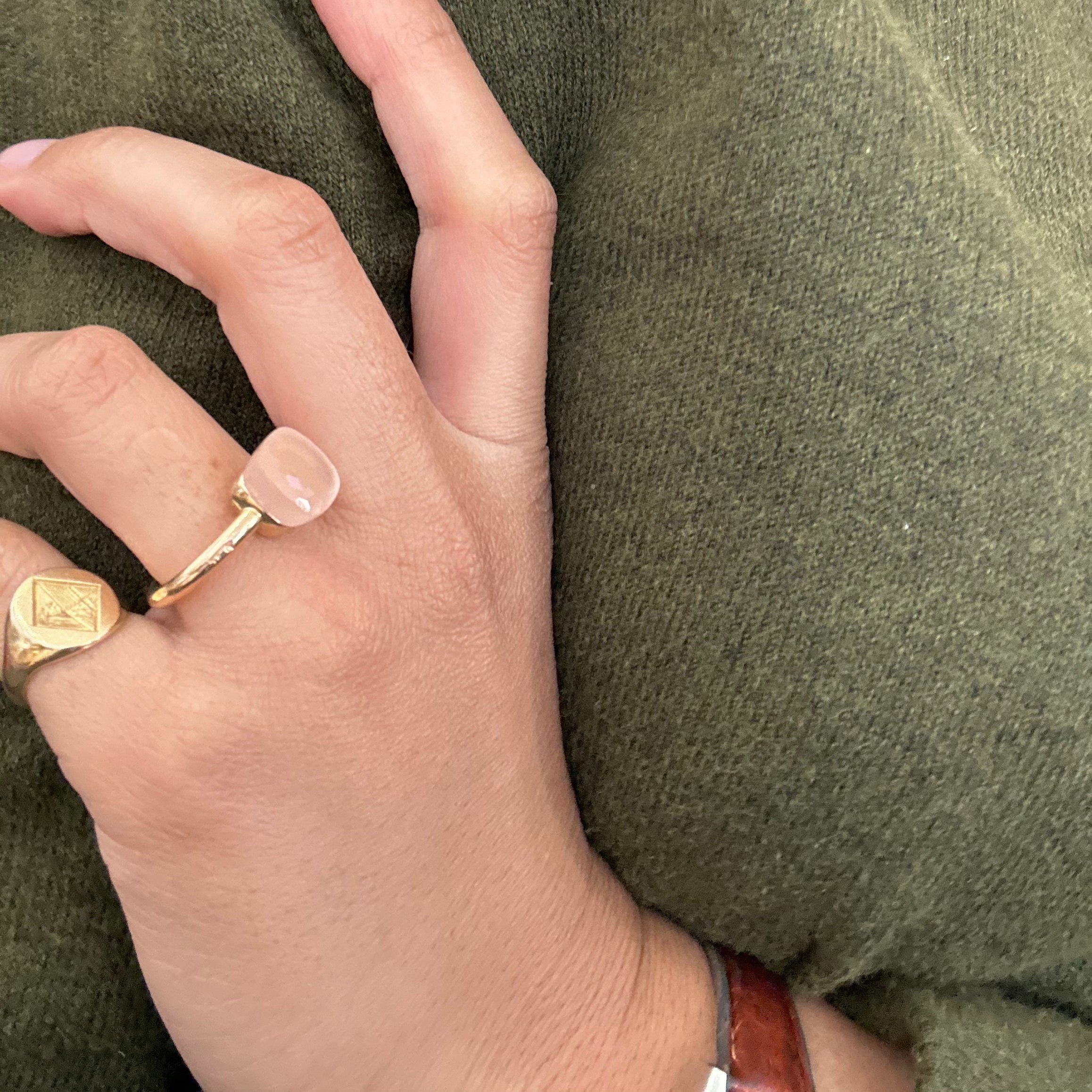 Bague POMELLATO Nudo en or jaune et quartz rose