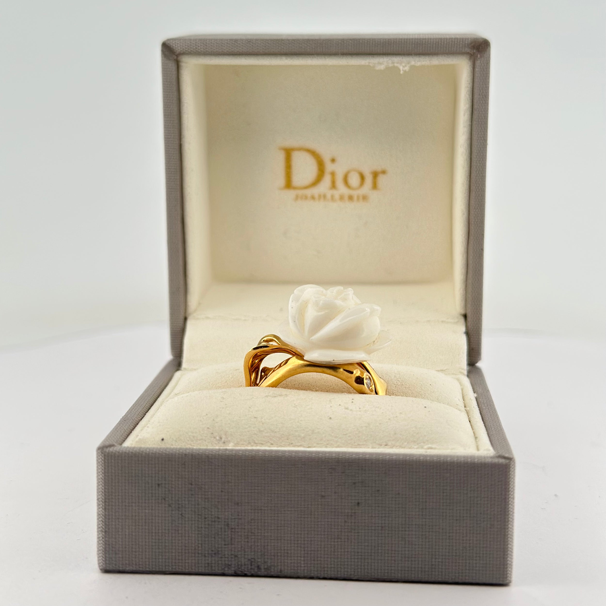 DIOR “Rose Dior Pré Catelan” ring in yellow gold, white coral and diamond