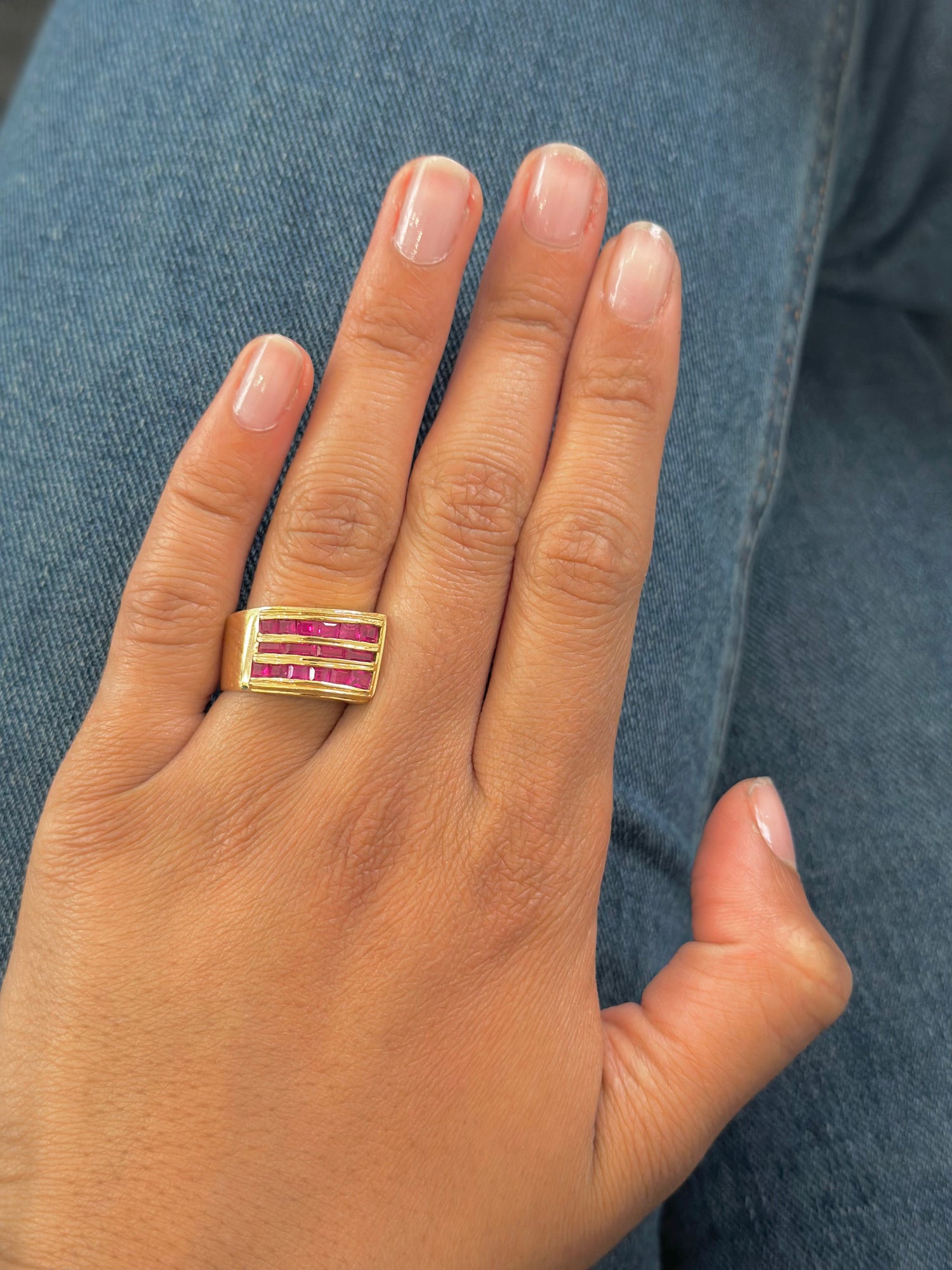 Bague Tank en or jaune et rubis