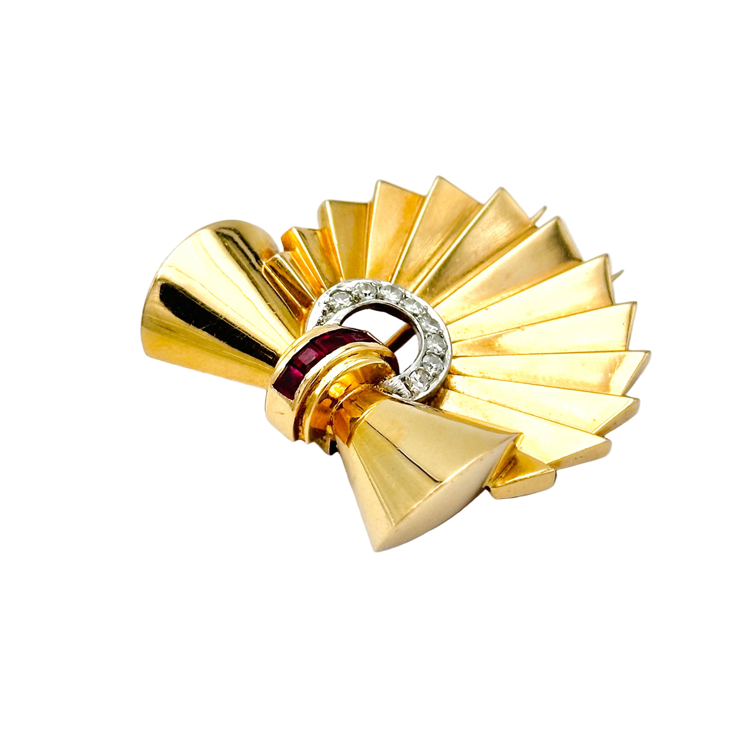 Broche Épingle en or jaune, rubis et diamants