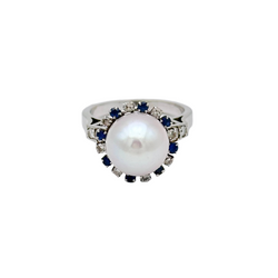 Bague Cocktail en or blanc, perle, saphirs et diamants