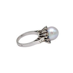 Bague Cocktail en or blanc, perle, saphirs et diamants