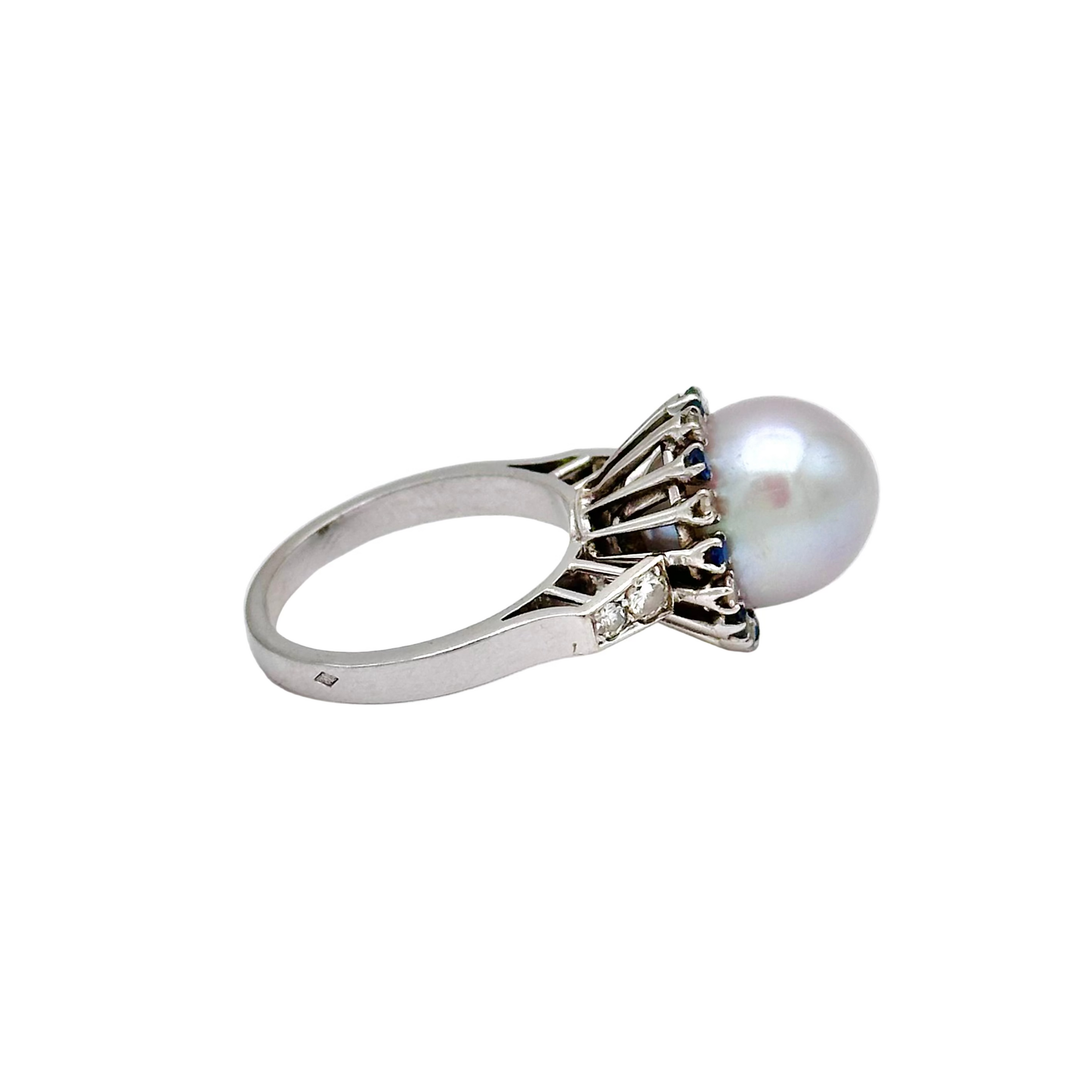 Bague Cocktail en or blanc, perle, saphirs et diamants