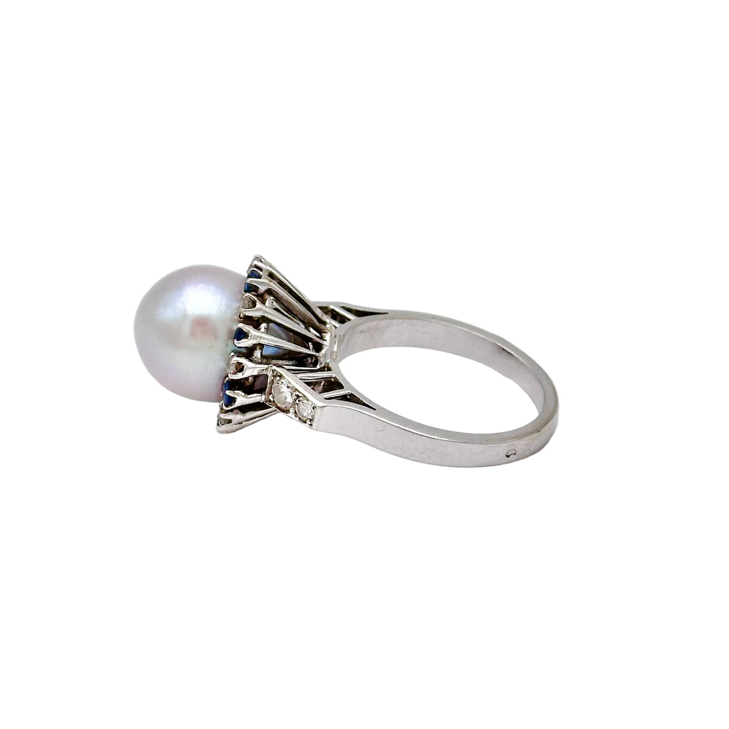 Bague Cocktail en or blanc, perle, saphirs et diamants