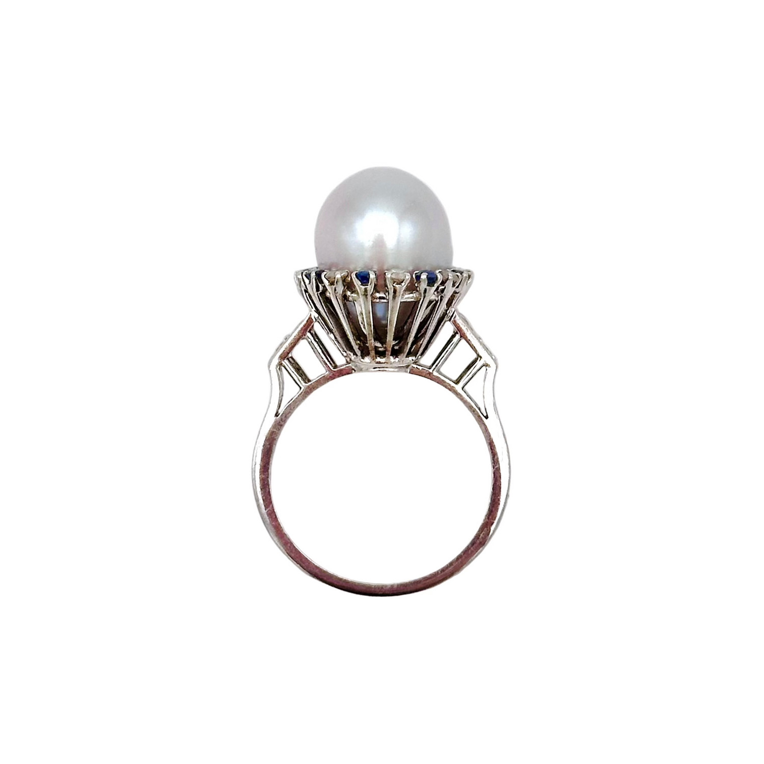 Bague Cocktail en or blanc, perle, saphirs et diamants