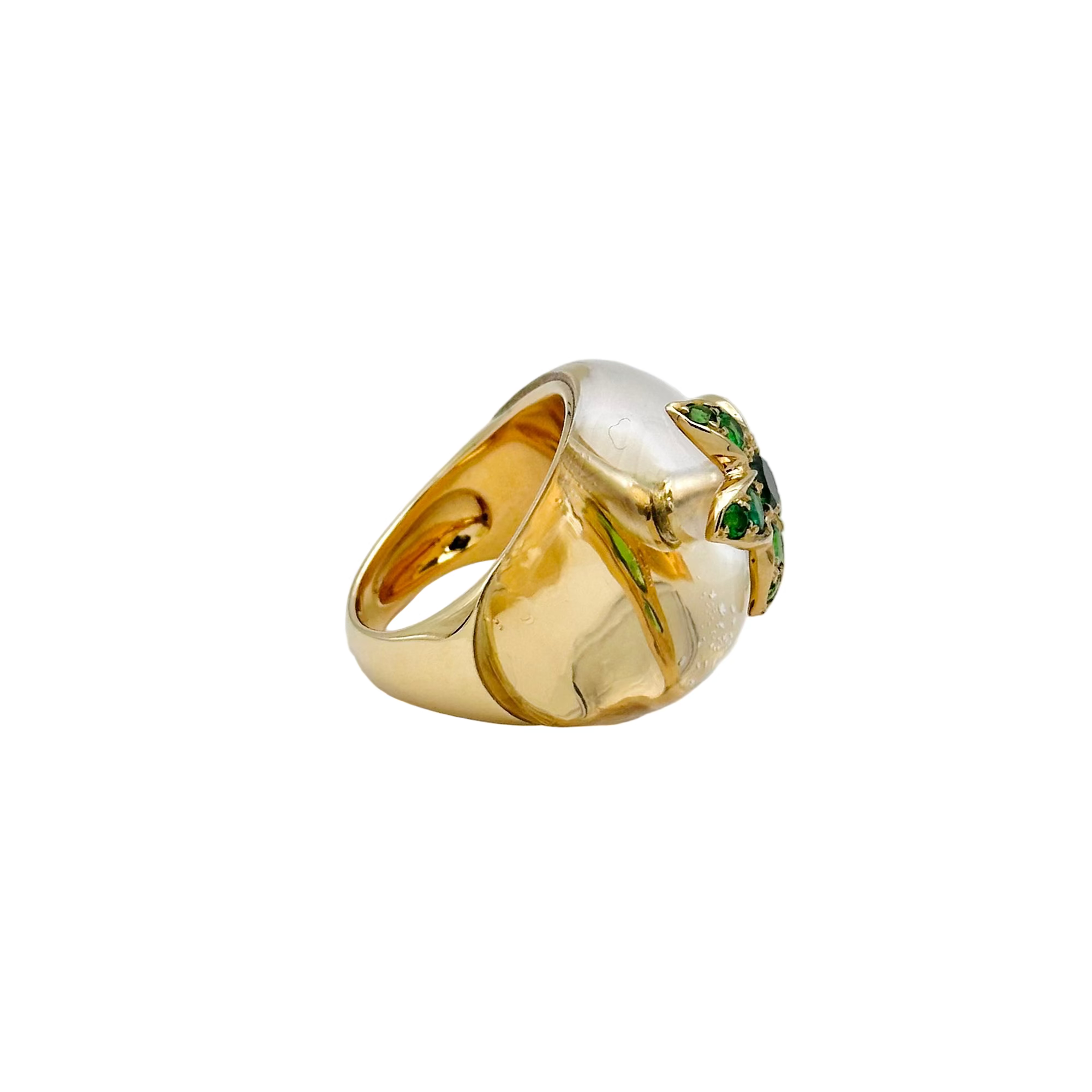 Bague Dôme LORENZ BAÜMER en or jaune, cristal de roche et émeraudes
