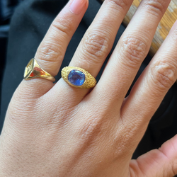 Yellow gold bangle ring decorated with a Ceylon sapphire