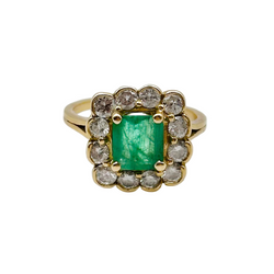 Bague Entourage en or jaune, émeraude et diamants