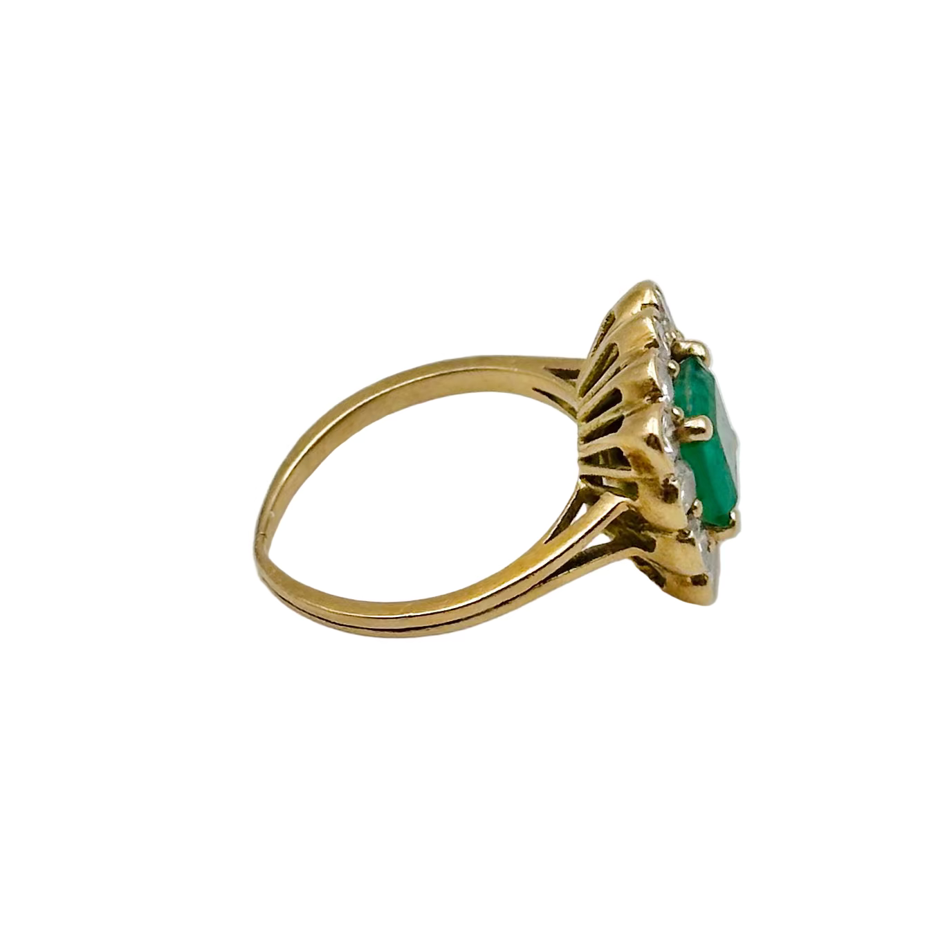 Bague Entourage en or jaune, émeraude et diamants