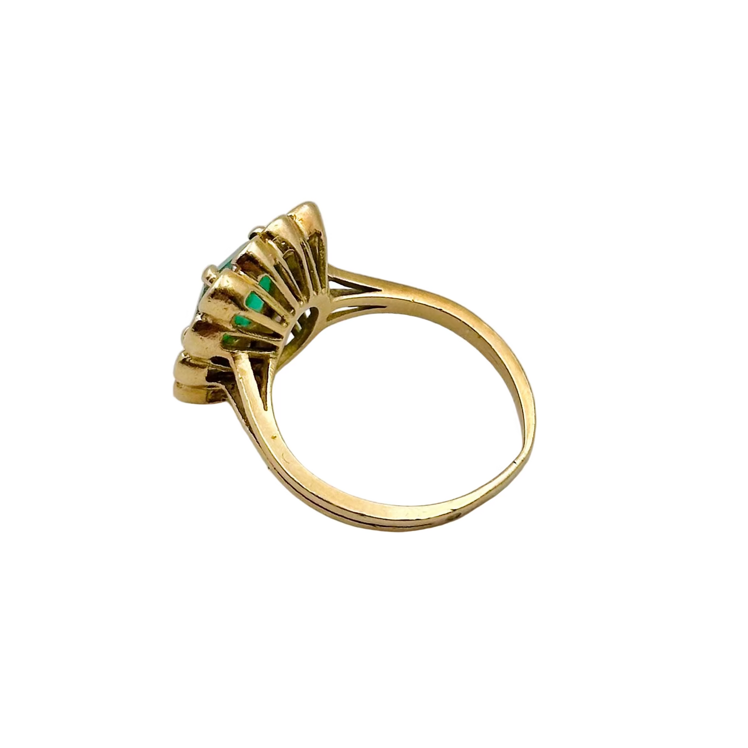 Bague Entourage en or jaune, émeraude et diamants
