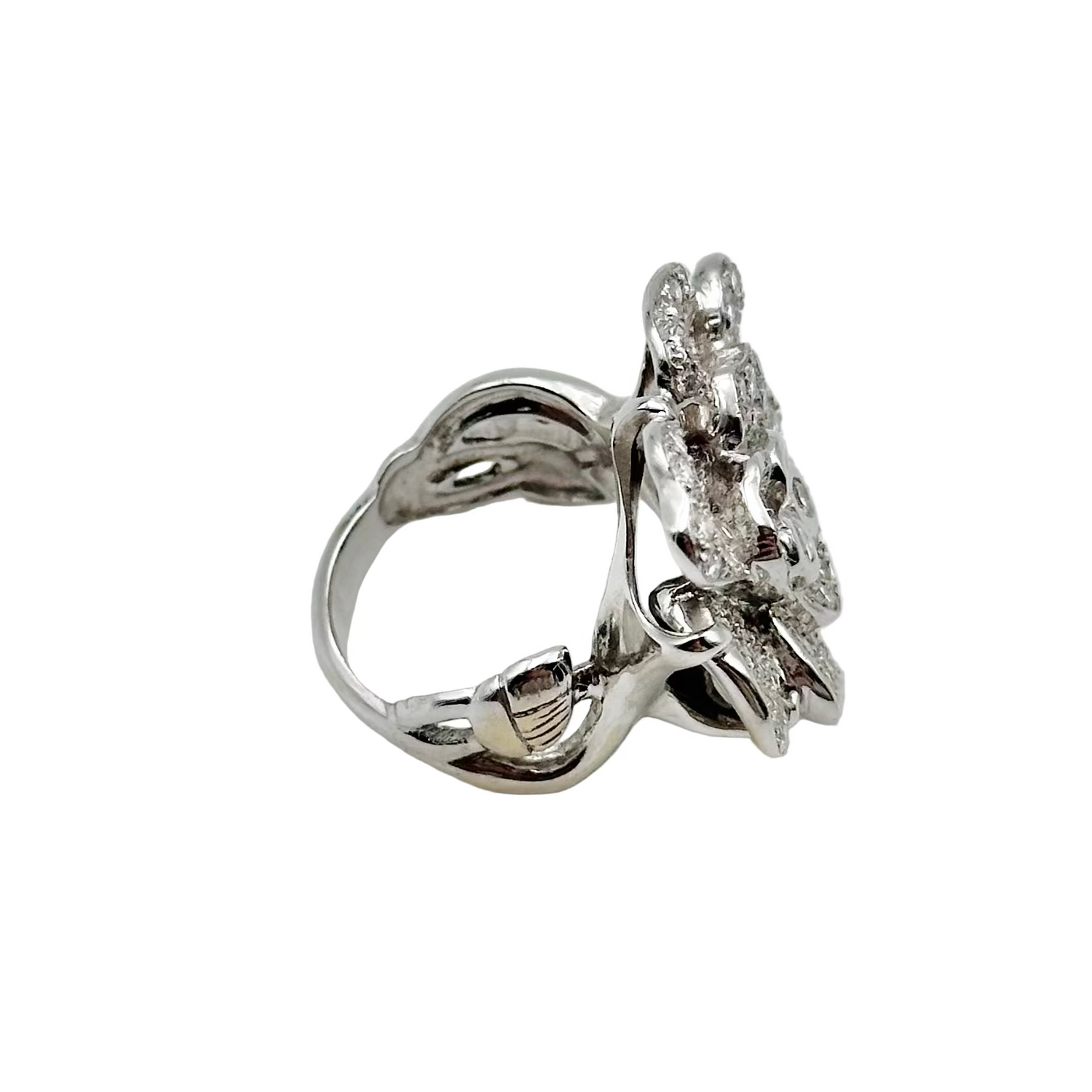 Bague cocktail Camélia en or blanc et diamants