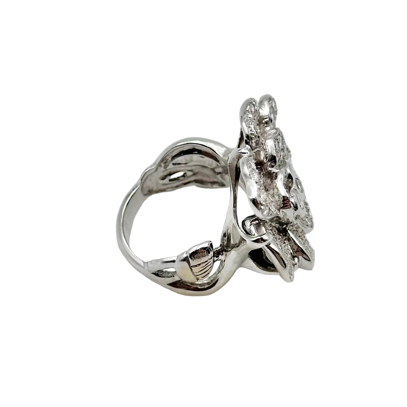 Bague cocktail Camélia en or blanc et diamants